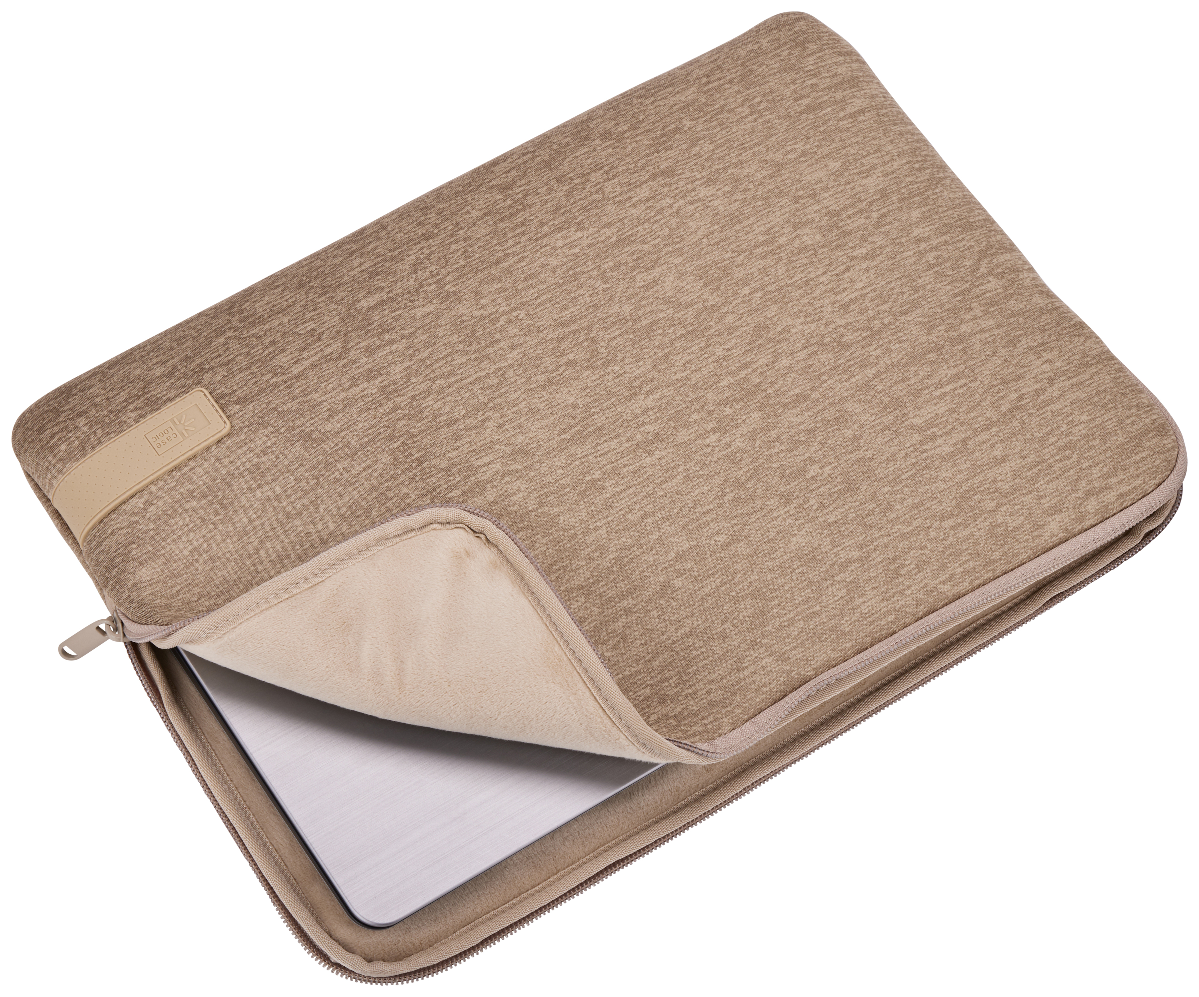 Una custodia beige per laptop è parzialmente aperta, rivelando un laptop argentato. La custodia ha una cerniera e un'etichetta Case Logic.