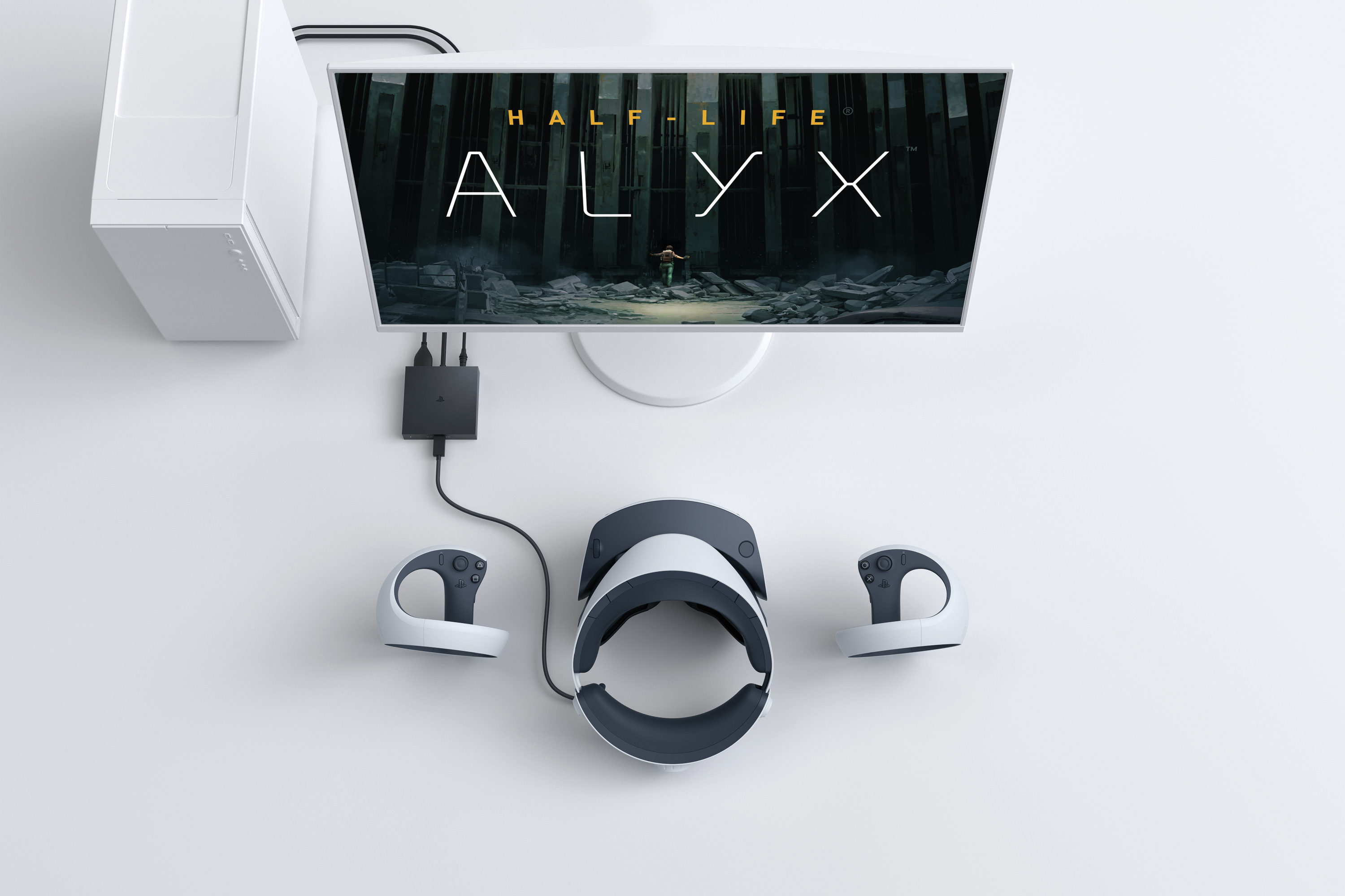 Biała konfiguracja VR z monitorem wyświetlającym 'Half-Life: Alyx'. Zawiera zestaw słuchawkowy VR, kontrolery i komputer.