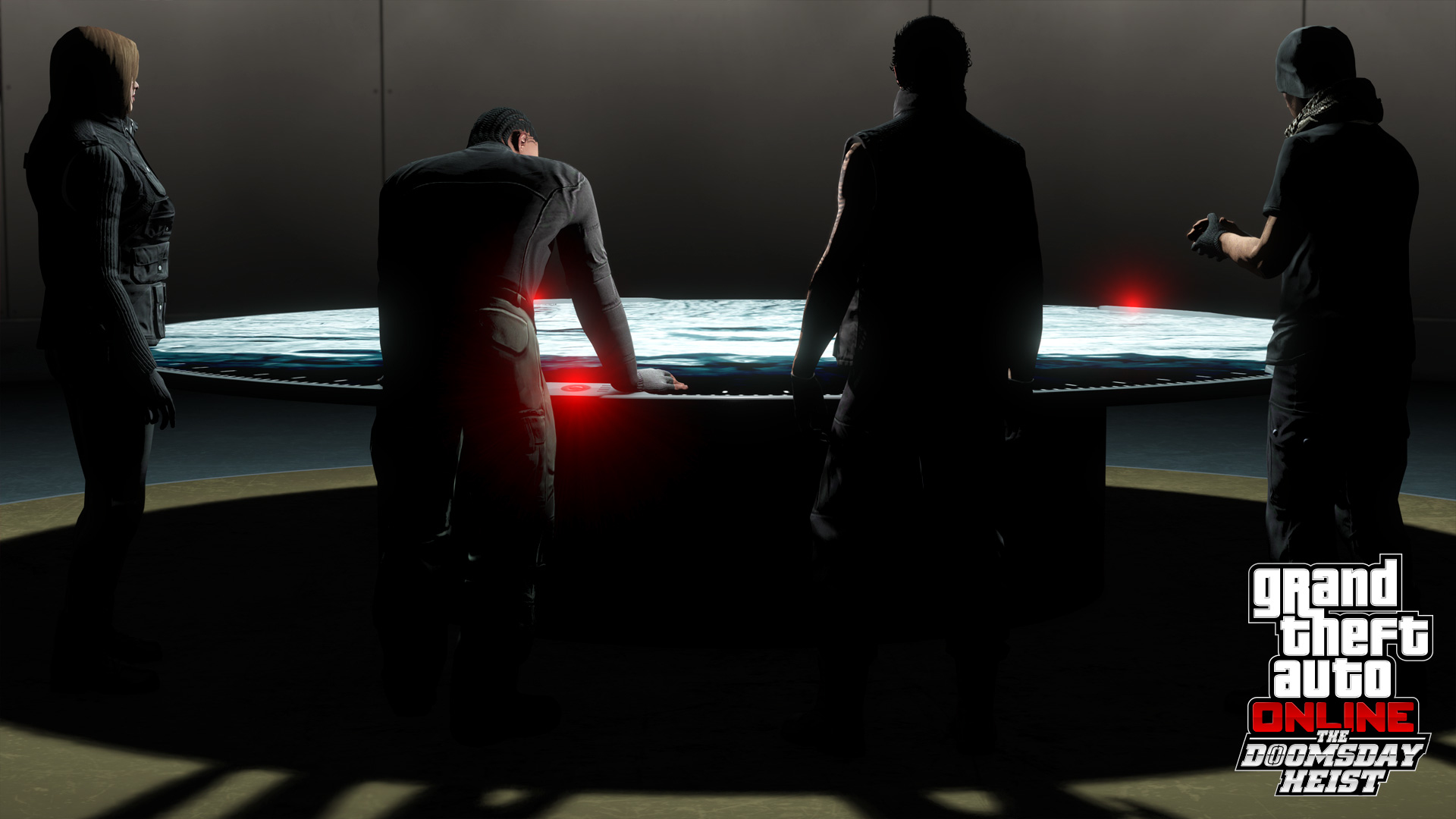 Quattro figure attorno a un tavolo luminoso. La scena è scarsamente illuminata. Un logo di Grand Theft Auto è in basso a destra.