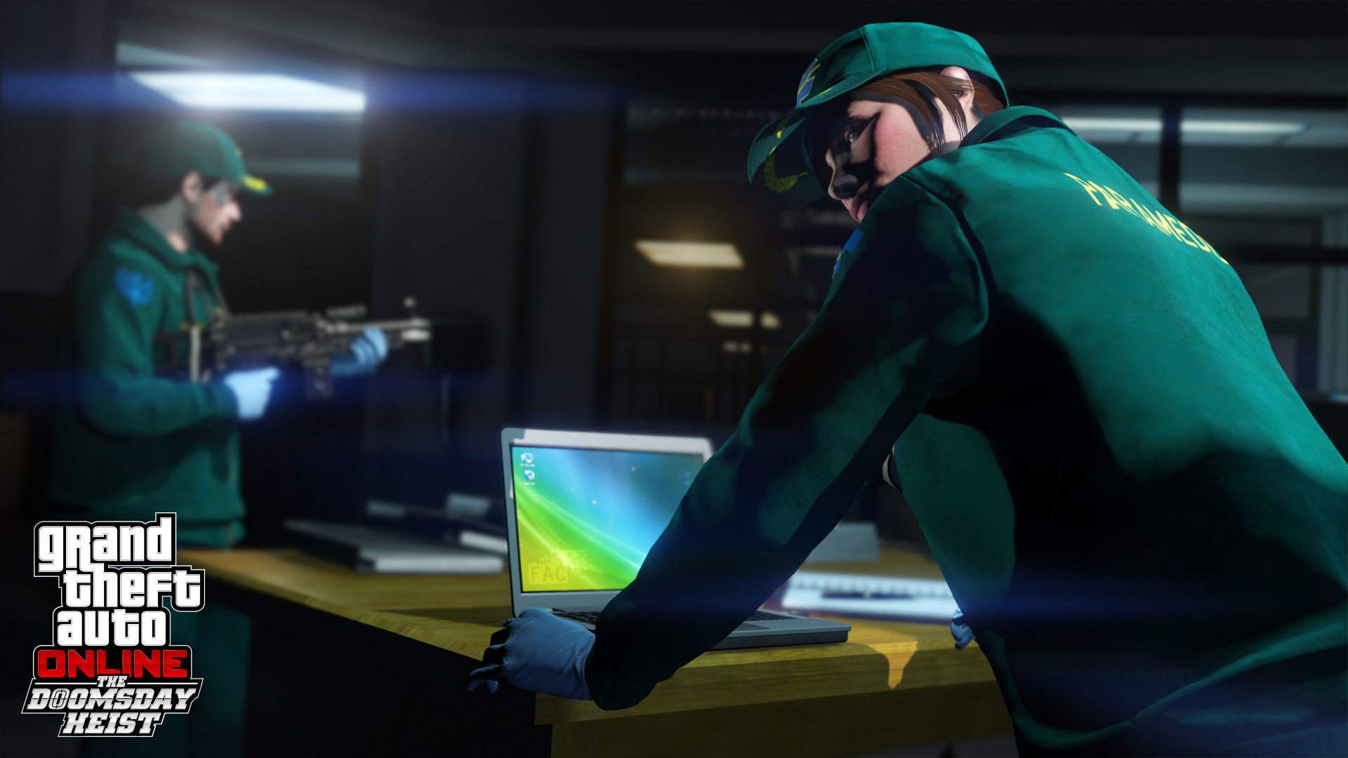 Due figure in uniforme verde. Una tiene un laptop, l'altra un mitra. La scena sembra provenire da un videogioco.