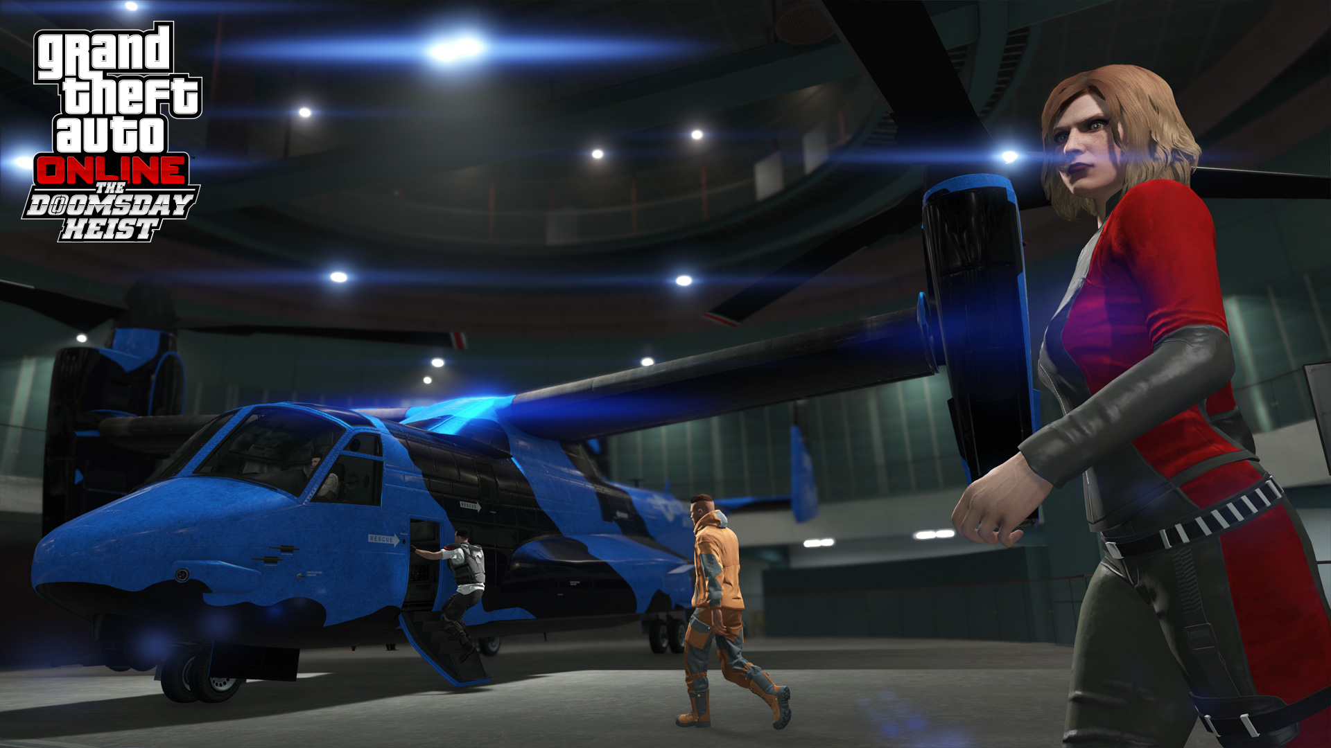 Kobieta w czerwieni i czerni stoi w pobliżu niebieskiego helikoptera. Dwóch mężczyzn jest w pobliżu helikoptera. Widoczne jest logo GTA Online.