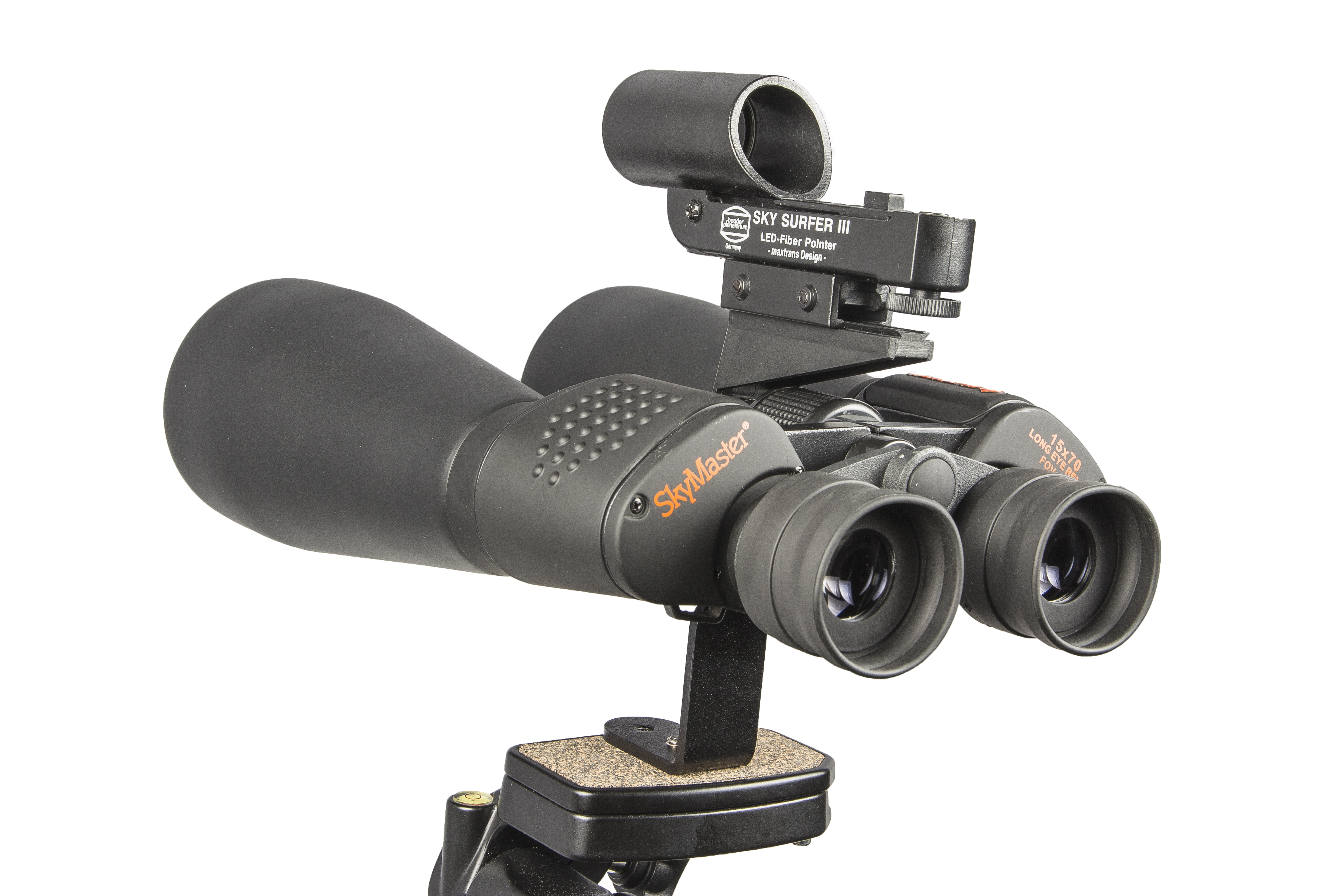 Binocolo nero su supporto, con puntatore LED-Fiber Sky Surfer III e marchio SkyMaster. Sfondo bianco.