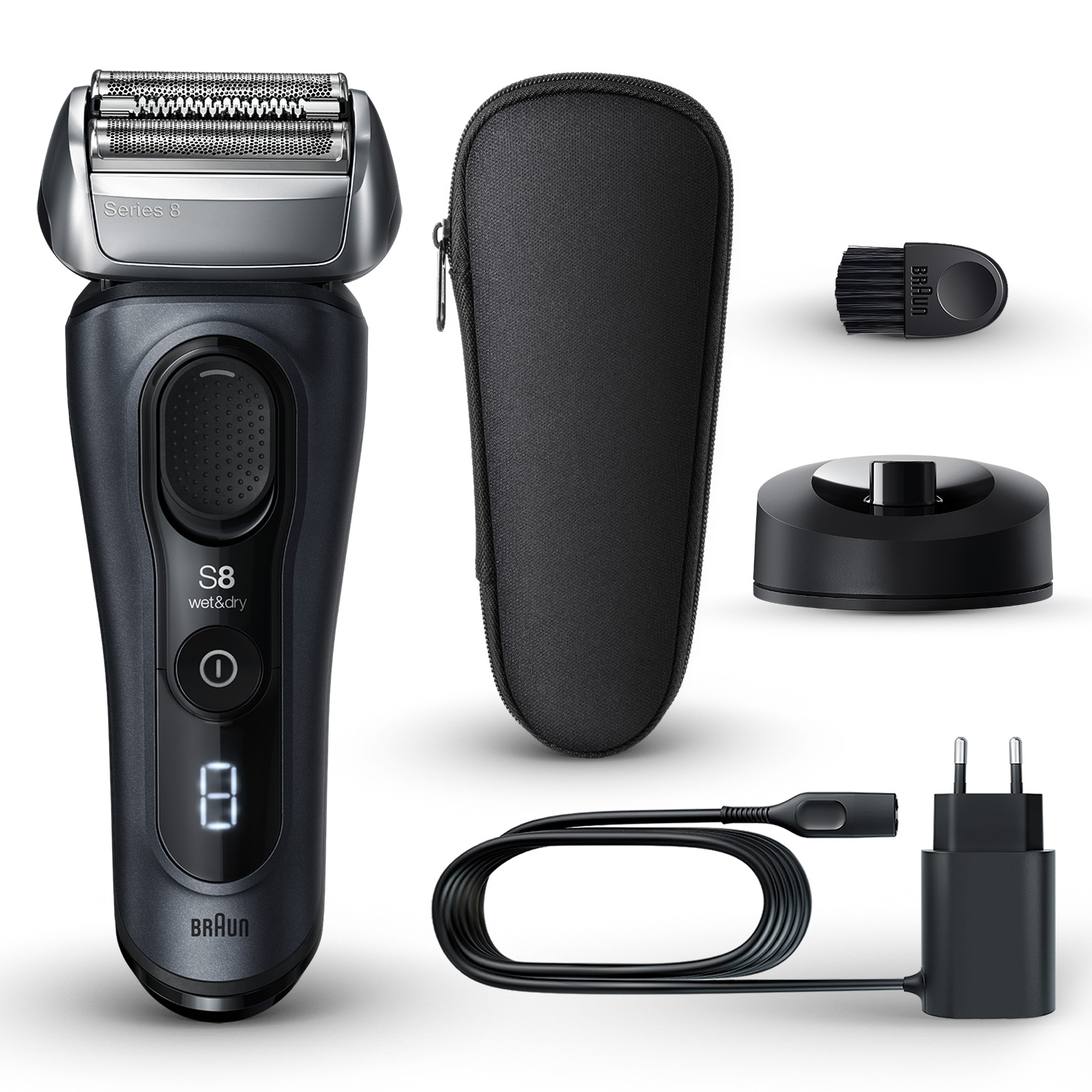 Ein elektrischer Rasierer der Braun Series 8 mit Zubehör: Etui, Reinigungsbürste, Ladestation und Netzteil, alles auf weißem Grund.