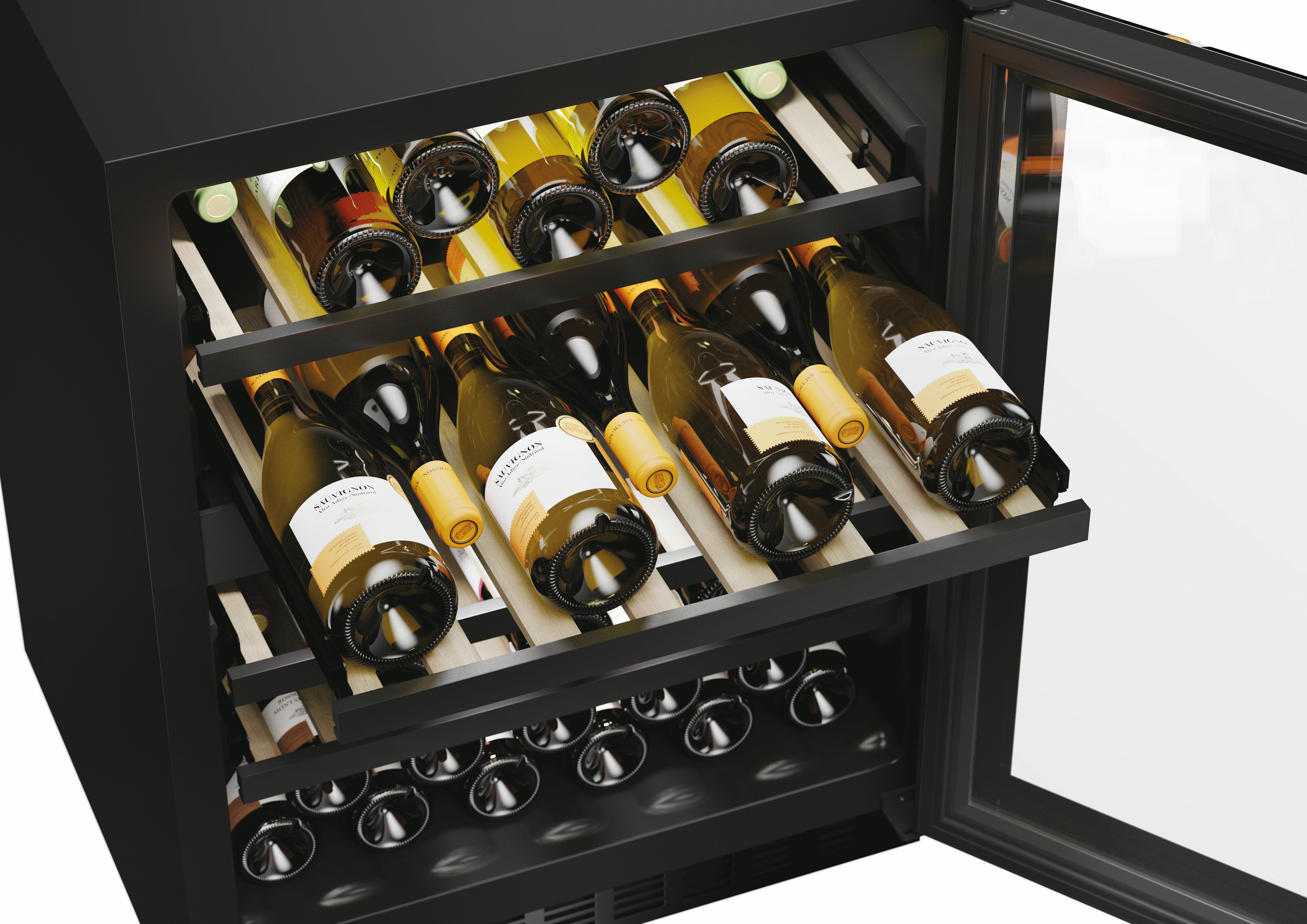 Una vinoteca con varias botellas de vino en estantes de madera. La puerta está abierta.