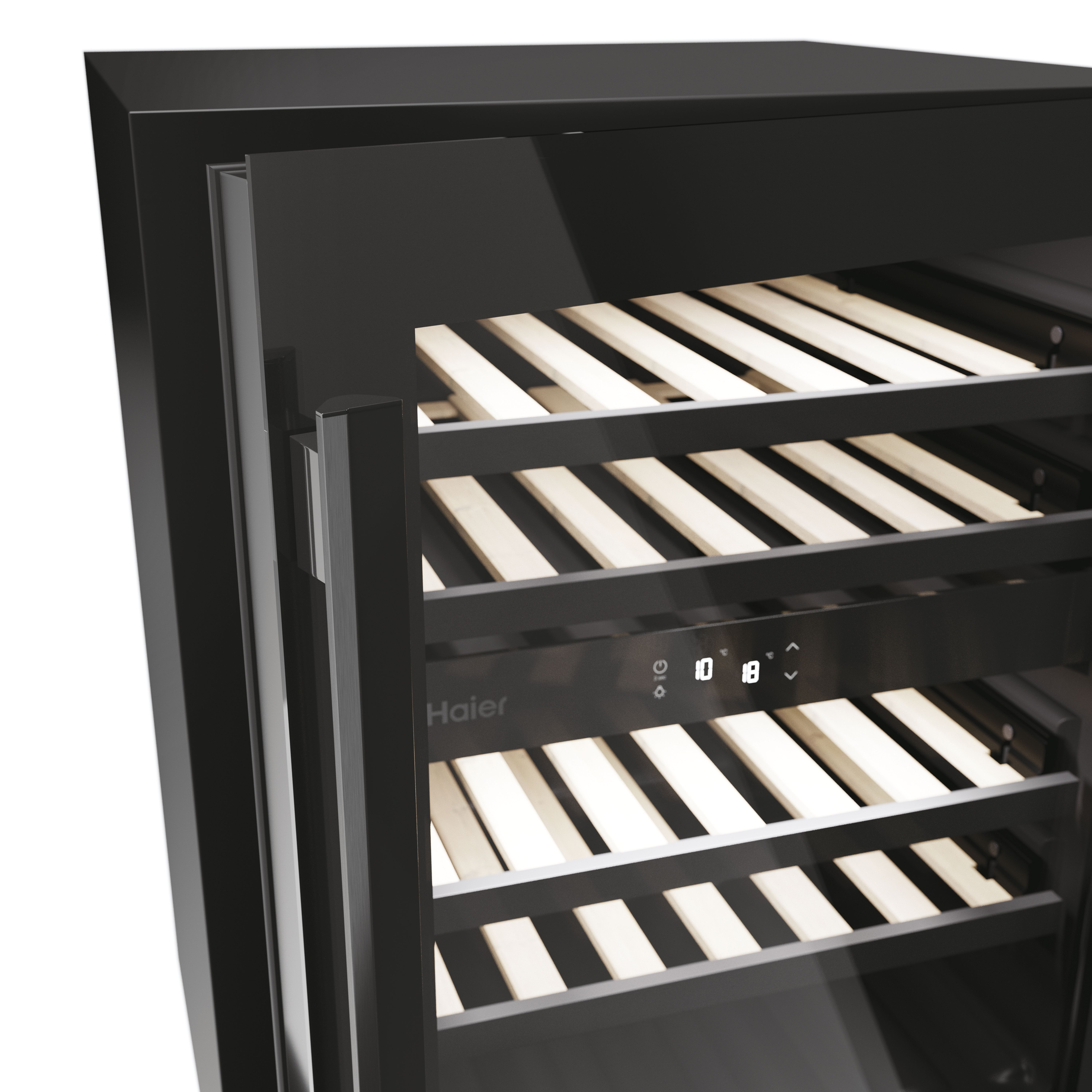 Primer plano de una vinoteca Haier negra. Tiene estantes de madera y una pantalla digital que muestra la temperatura.