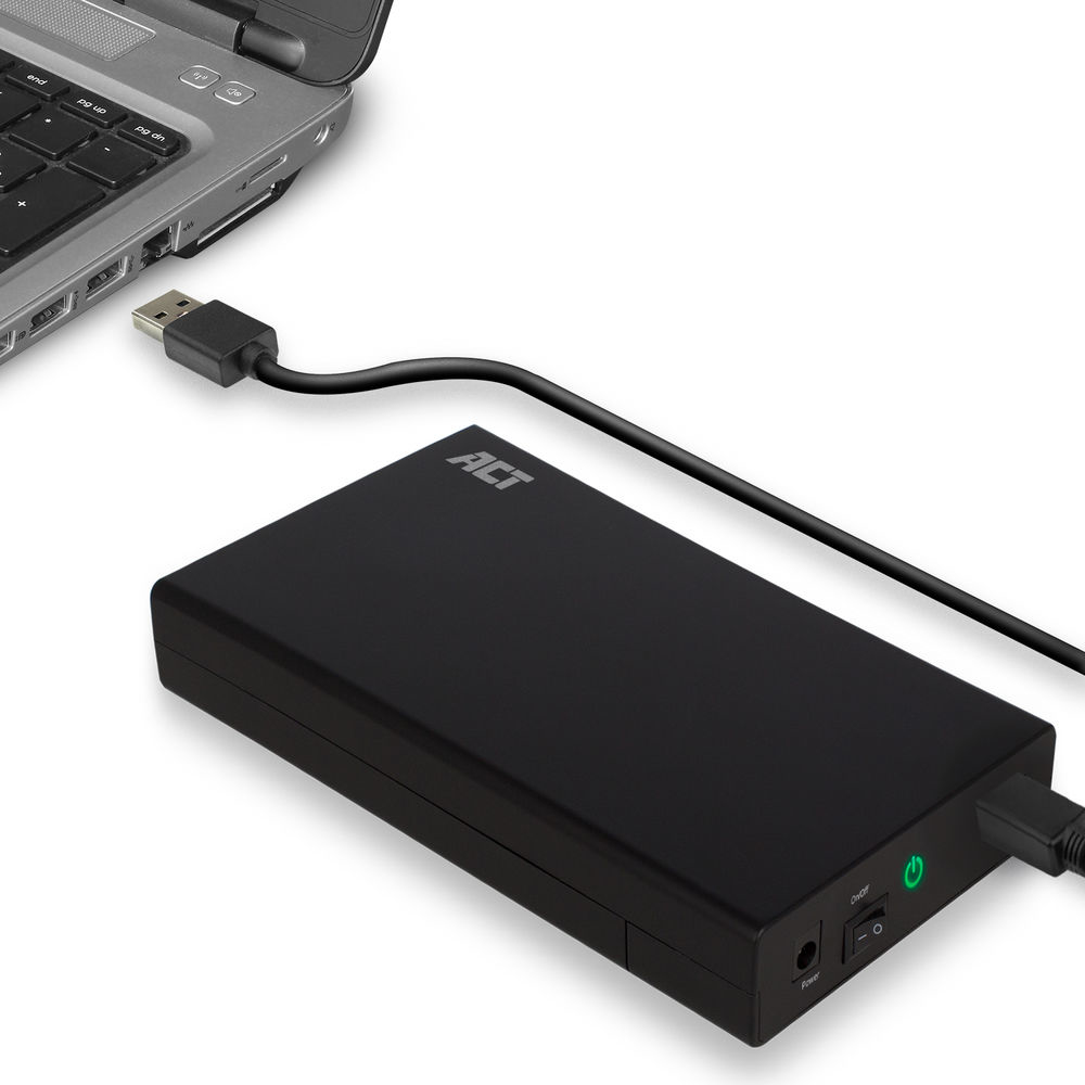 Eine schwarze Powerbank mit einem USB-Kabel, das an einen Laptop angeschlossen ist. Die Powerbank hat das ACT-Logo und einen Ein-/Ausschalter.