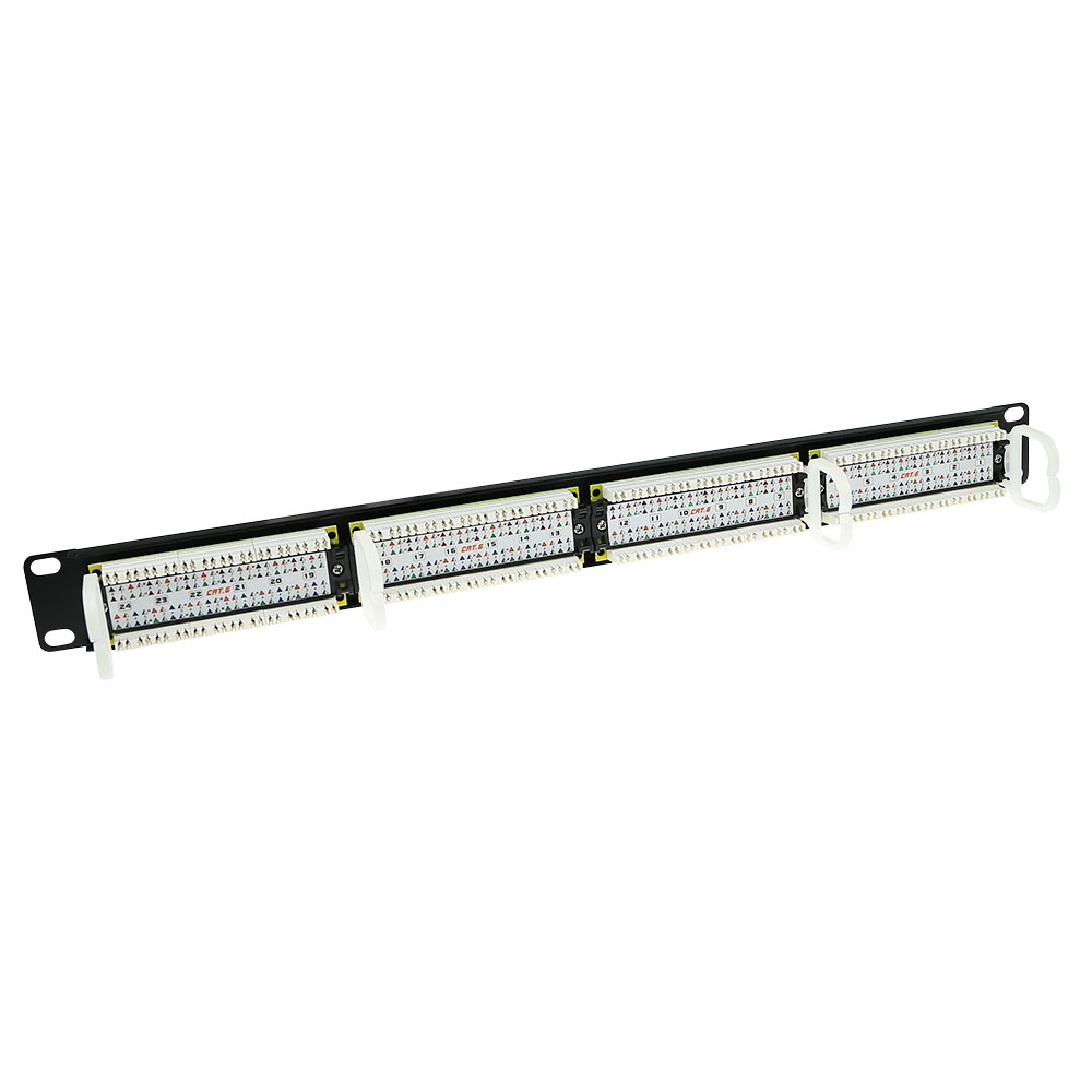 Ein schwarzes Patchpanel mit zahlreichen Anschlüssen. Weiße und gelbe Stecker sind sichtbar. Auf dem Panel sind Etiketten und Nummern aufgedruckt.