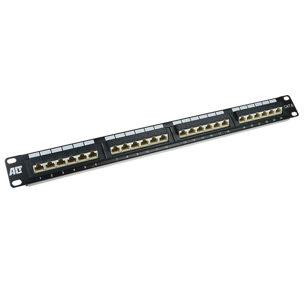 Ein schwarzes CAT6-Patchfeld mit 24 nummerierten Anschlüssen. Jeder Anschluss hat einen beigen Stecker. Das Feld hat das 'AC'-Logo.