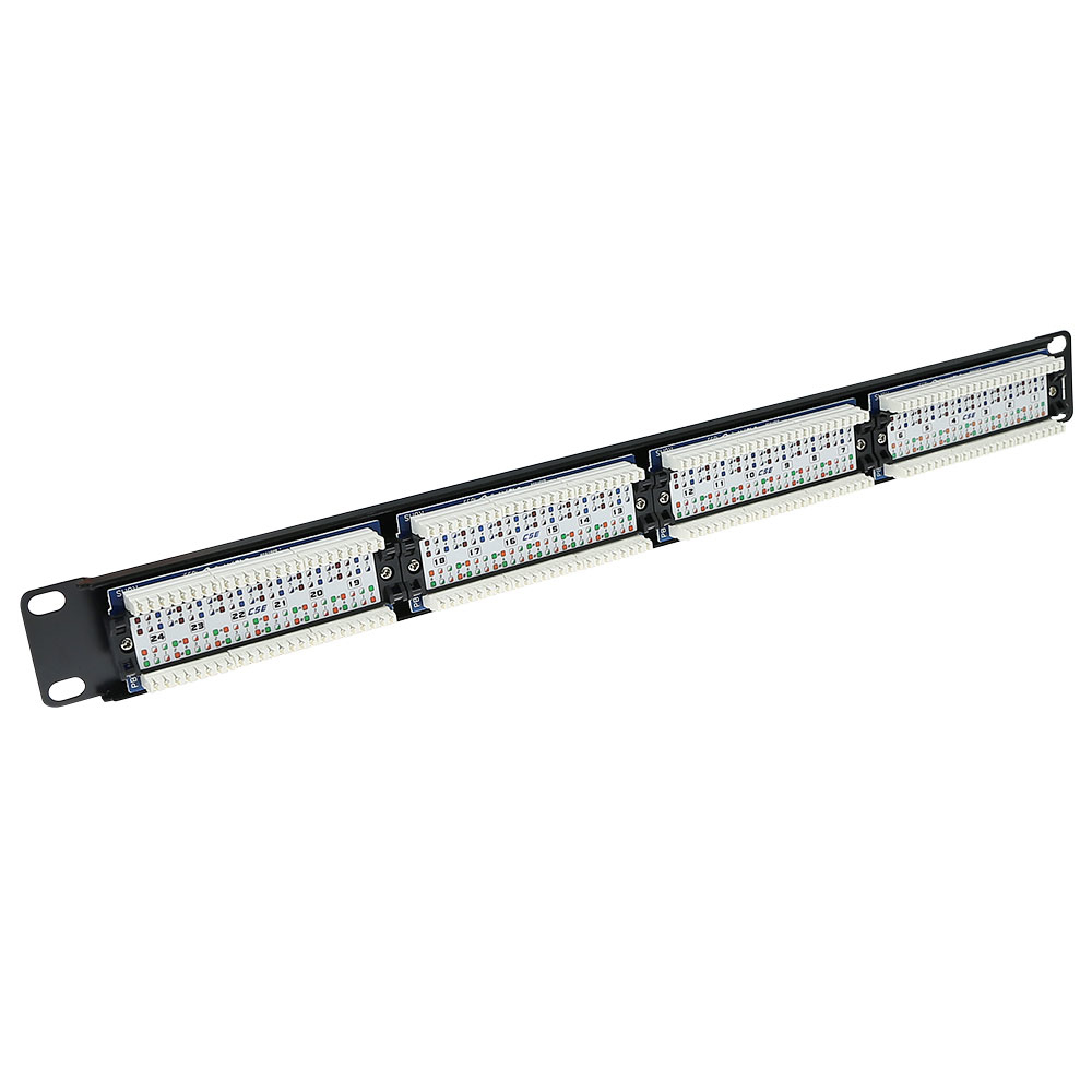 Ein schwarzes Netzwerk-Patchpanel mit mehreren RJ45-Anschlüssen, Beschriftungen und Nummerierung. Weißer Hintergrund.