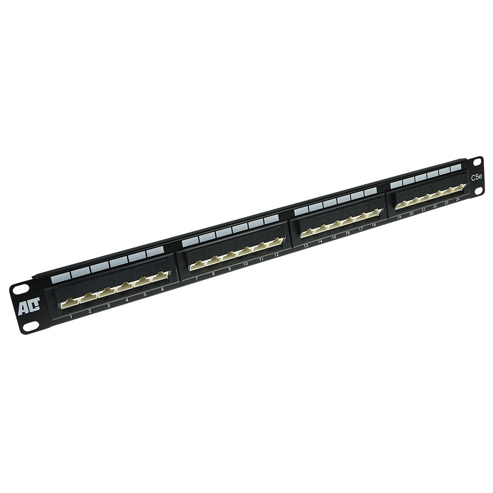 Pannello di permutazione di rete nero con più porte etichettate 1-24. Ogni porta ha un connettore beige. Sfondo bianco.