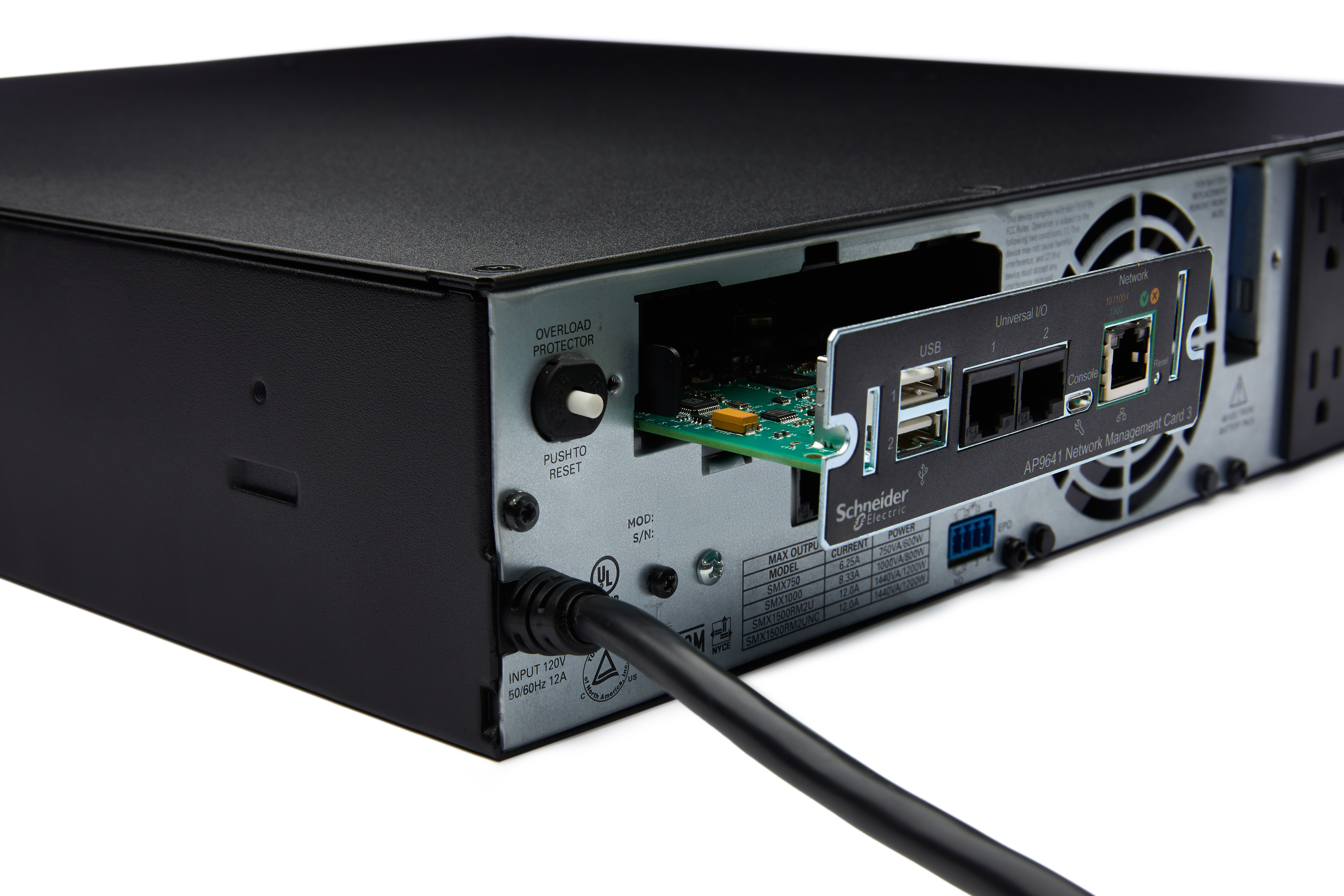 Schwarzes Netzwerkgerät mit offenem Panel, das eine Leiterplatte, USB- und Netzwerkanschlüsse zeigt.
