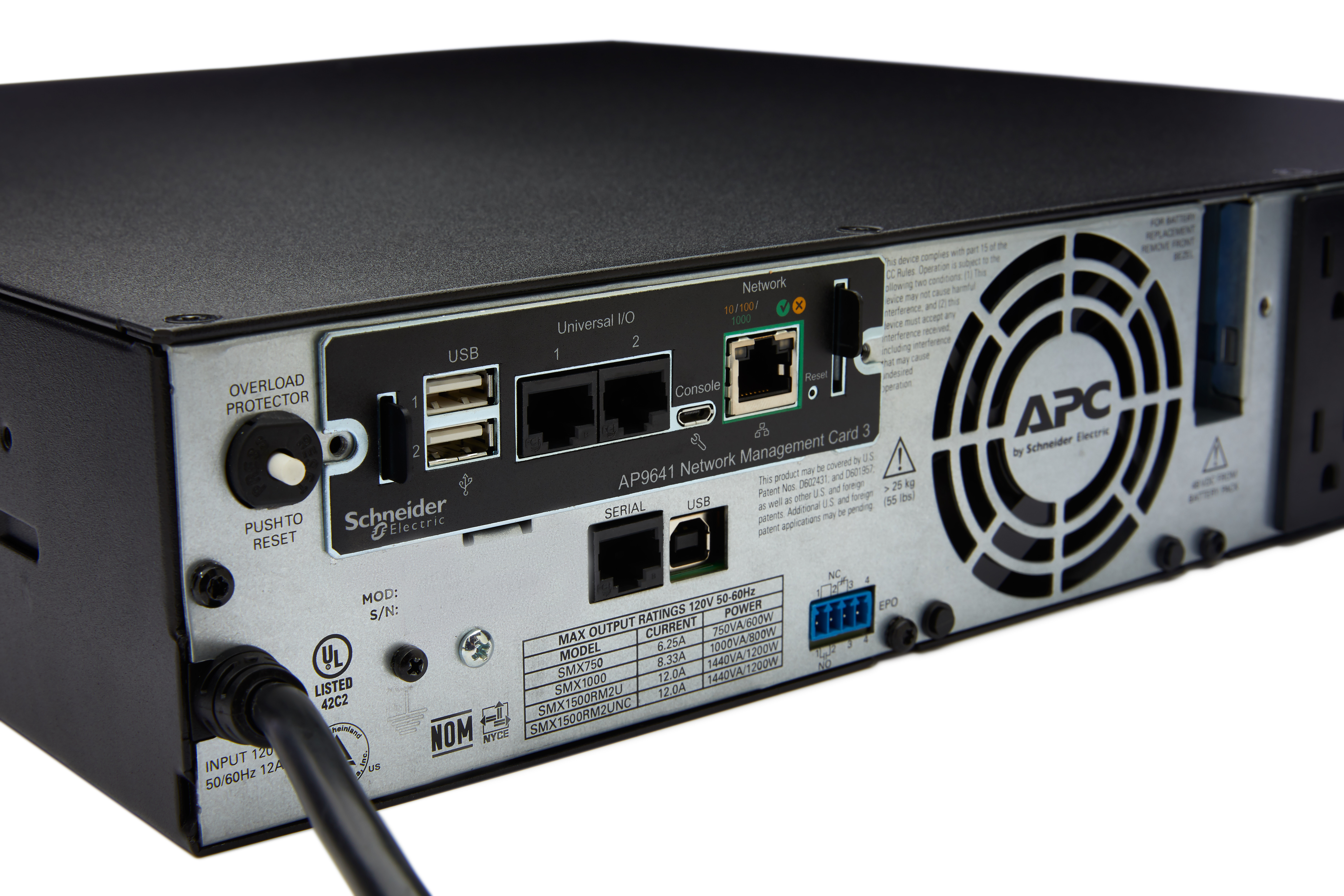 Schwarze APC-Netzwerkmanagementkarte mit Anschlüssen, Tasten und Lüfter. Enthält USB-, Netzwerkanschlüsse und Stromeingang.