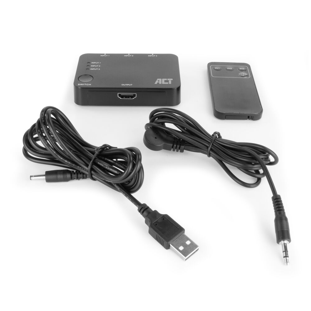 Ein schwarzer HDMI-Switch mit Fernbedienung, Kabeln und USB-Kabel auf weißem Untergrund.