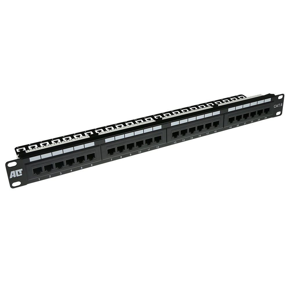Ein schwarzes Netzwerk-Patchpanel mit 24 nummerierten Anschlüssen. Es hat weiße Etiketten oben und ein Markenlogo auf der linken Seite.