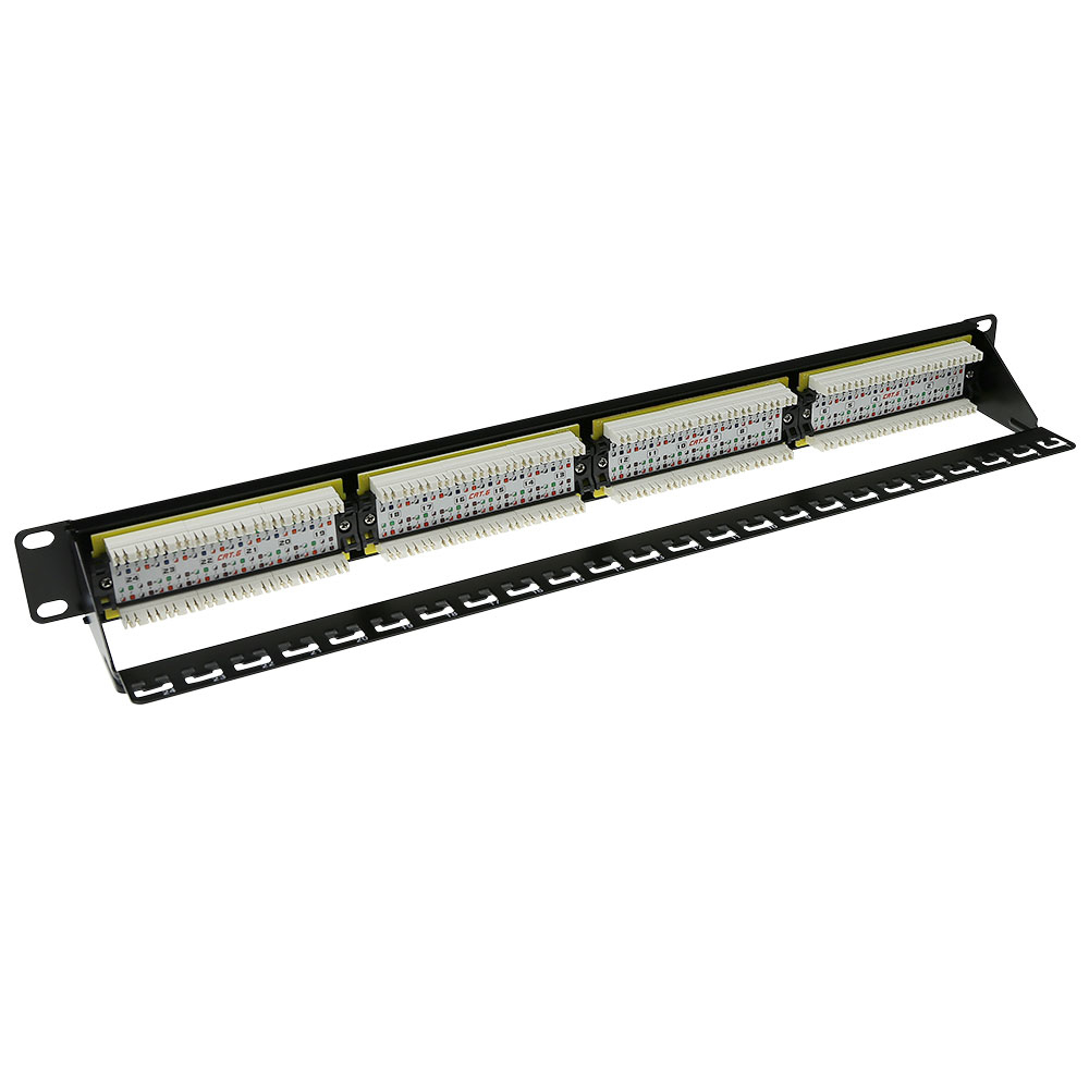 Ein schwarzes Patchpanel mit mehreren Anschlüssen, weißen Steckern und einem Metallrahmen, isoliert auf weißem Hintergrund.