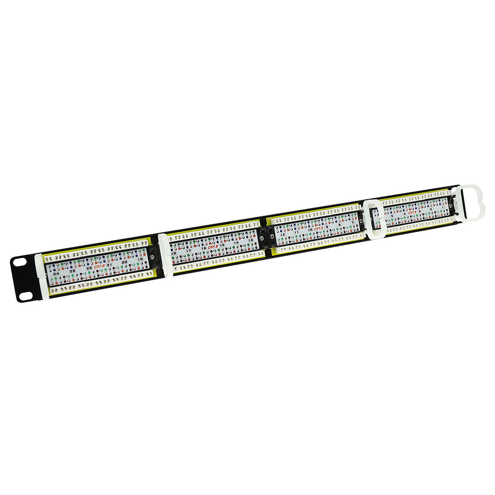 Ein schwarzes Netzwerk-Patchpanel mit mehreren Anschlüssen, beschriftet mit Zahlen und Text, vor weißem Hintergrund.