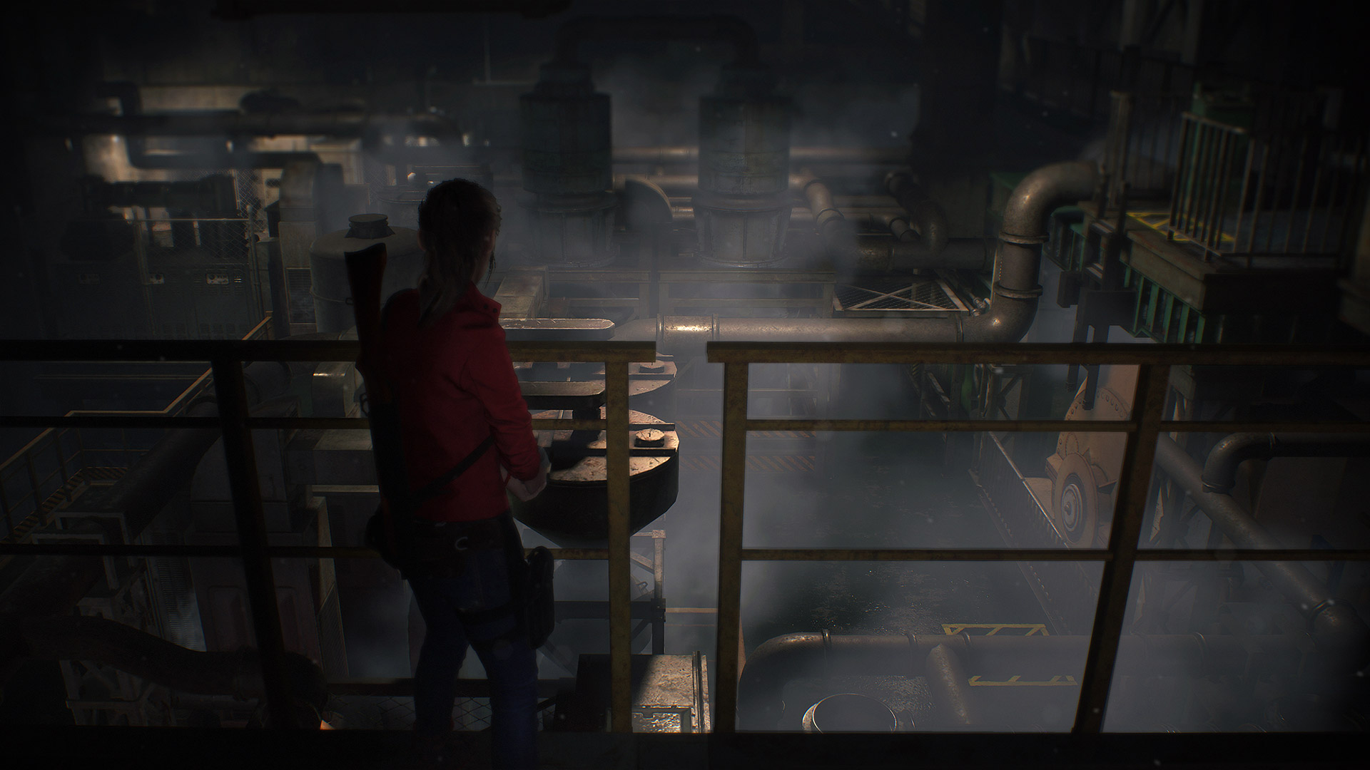 Una donna con una giacca rossa è in piedi su una piattaforma, che guarda i macchinari. Tubi e serbatoi riempiono la scena industriale, con nebbia.