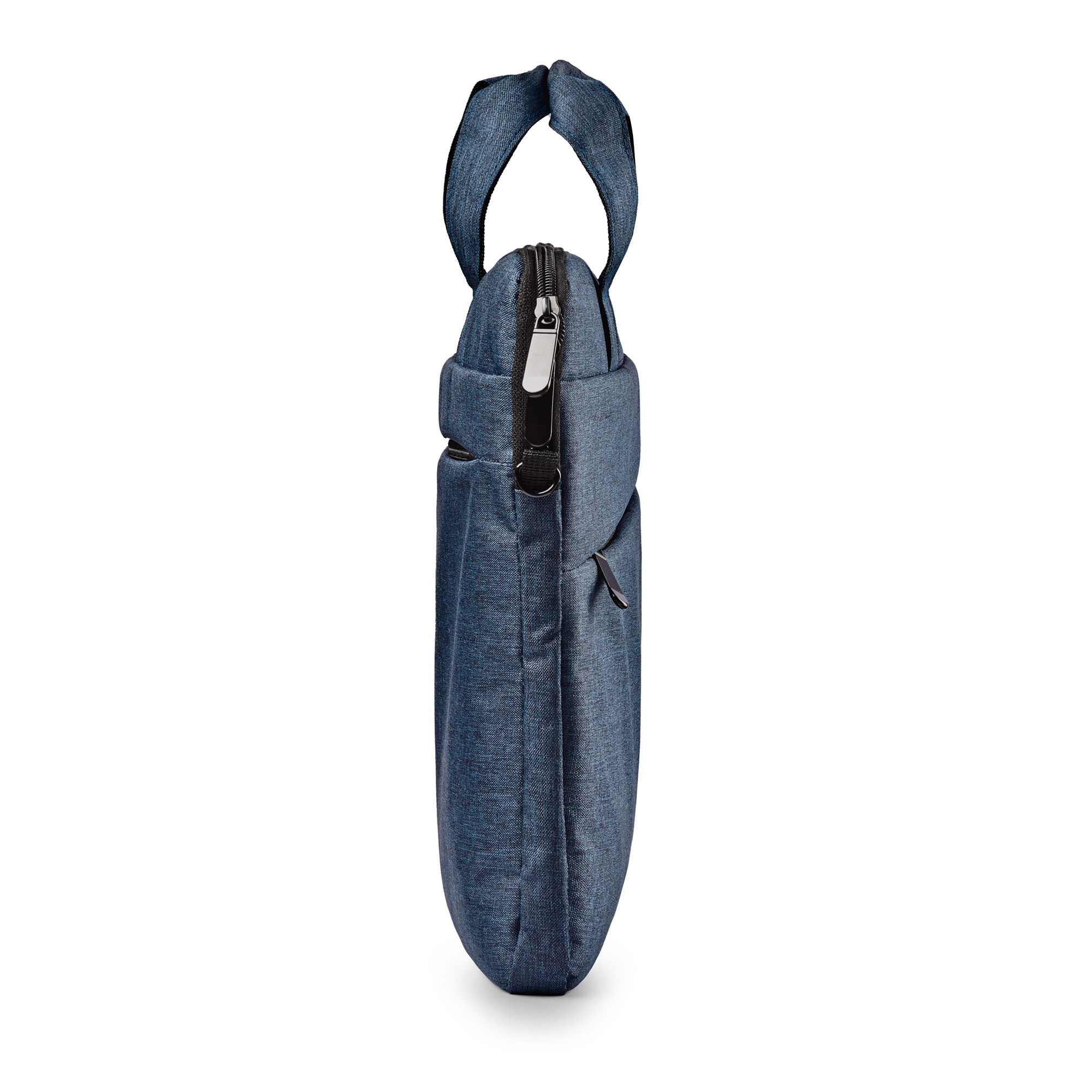 Una vista laterale di una borsa blu per laptop con cerniera e manici, isolata su bianco.