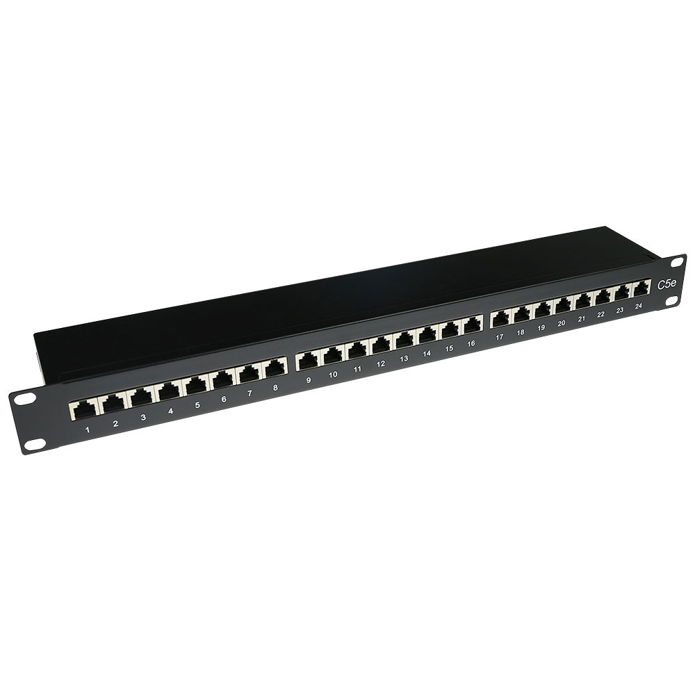Un pannello di permutazione di rete nero con 24 porte numerate. Ogni porta è un connettore RJ45 femmina. Il pannello è etichettato C5e.