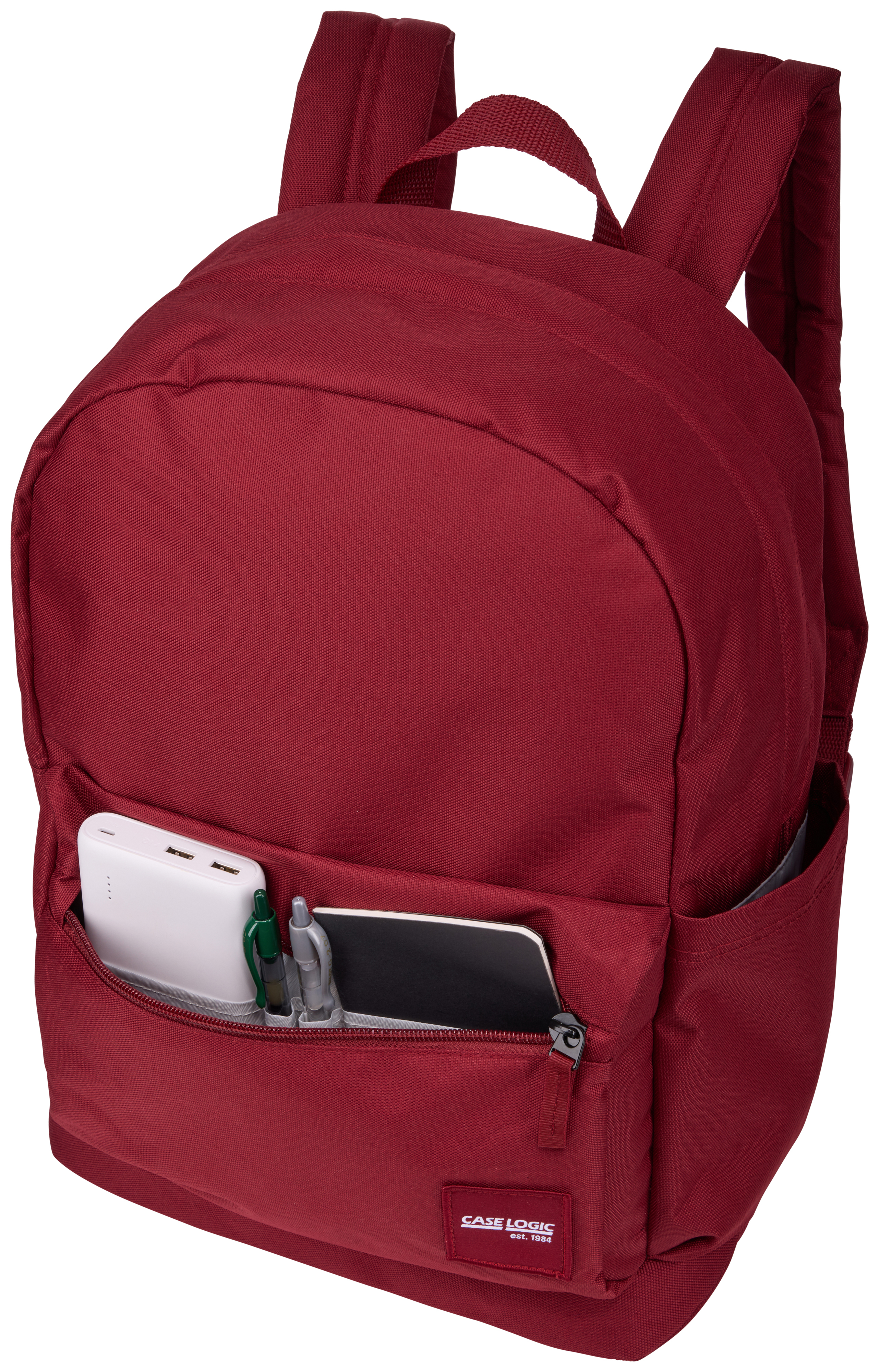 Uno zaino bordeaux con una tasca frontale contenente un power bank bianco, penne e un tablet.