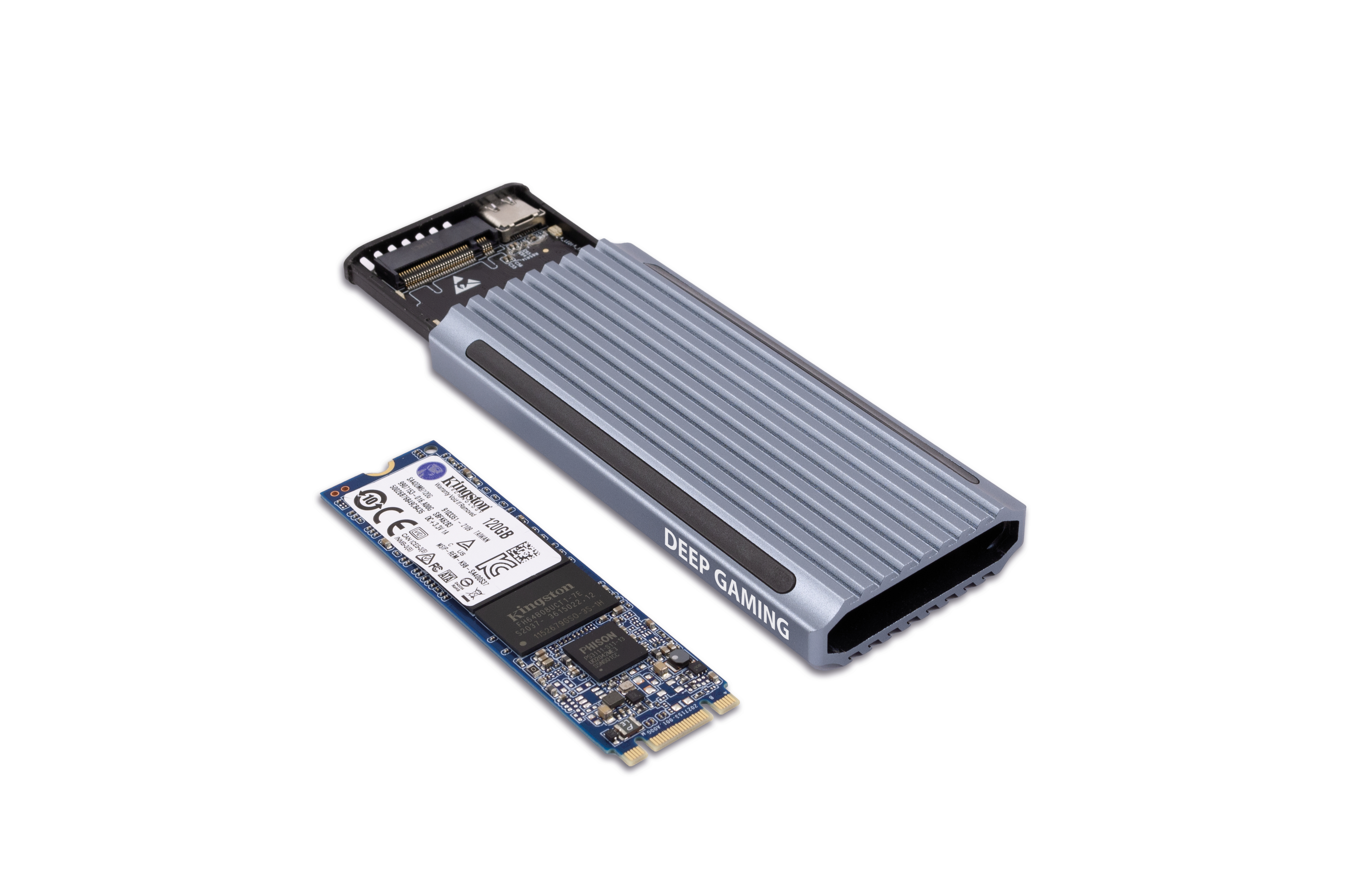 Un disco SSD y una carcasa externa gris, etiquetada 'DEEP GAMING', sobre una superficie blanca.