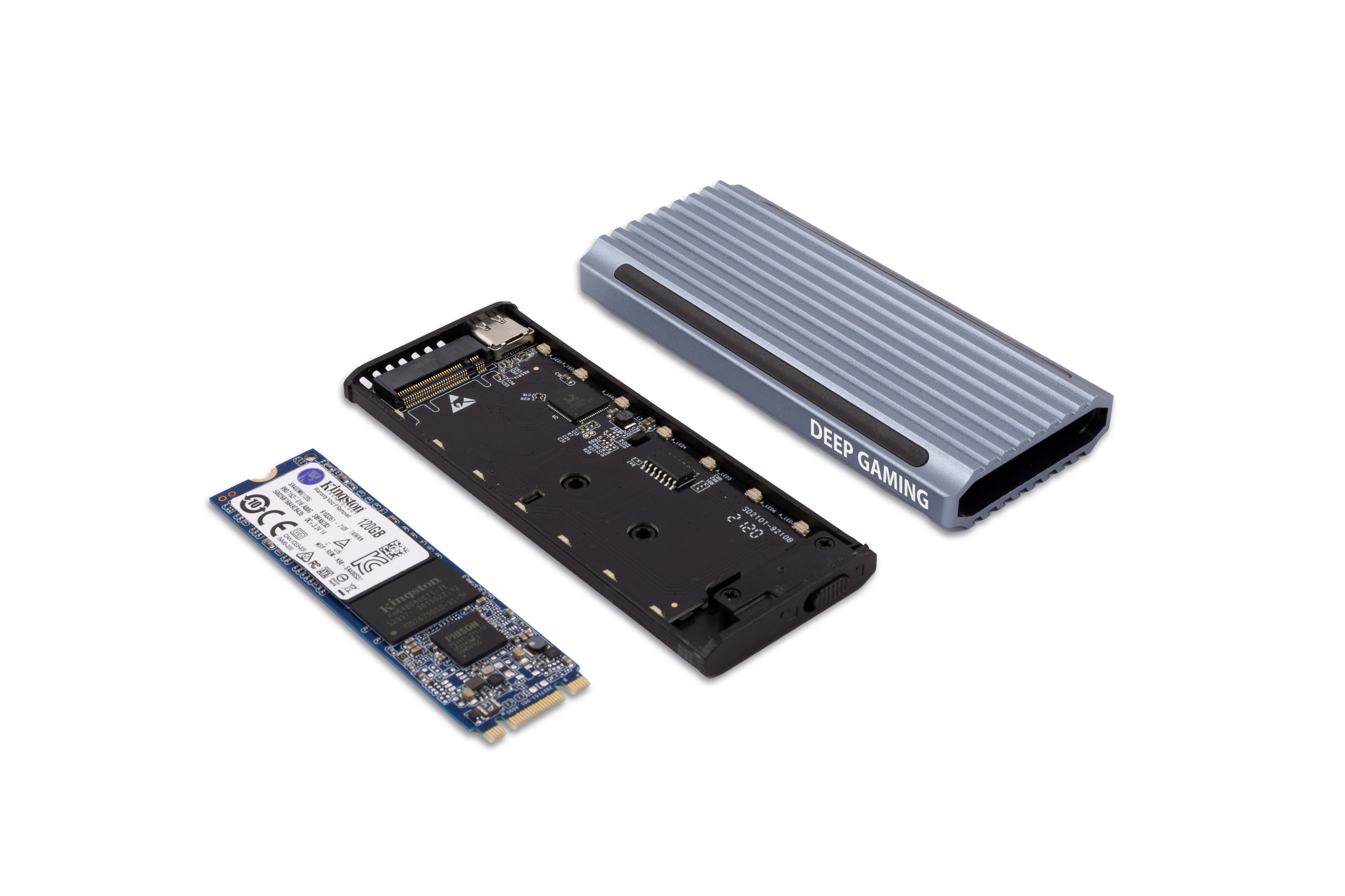 Imagen muestra un SSD, su carcasa y componentes sobre fondo blanco. 'DEEP GAMING' en la carcasa.