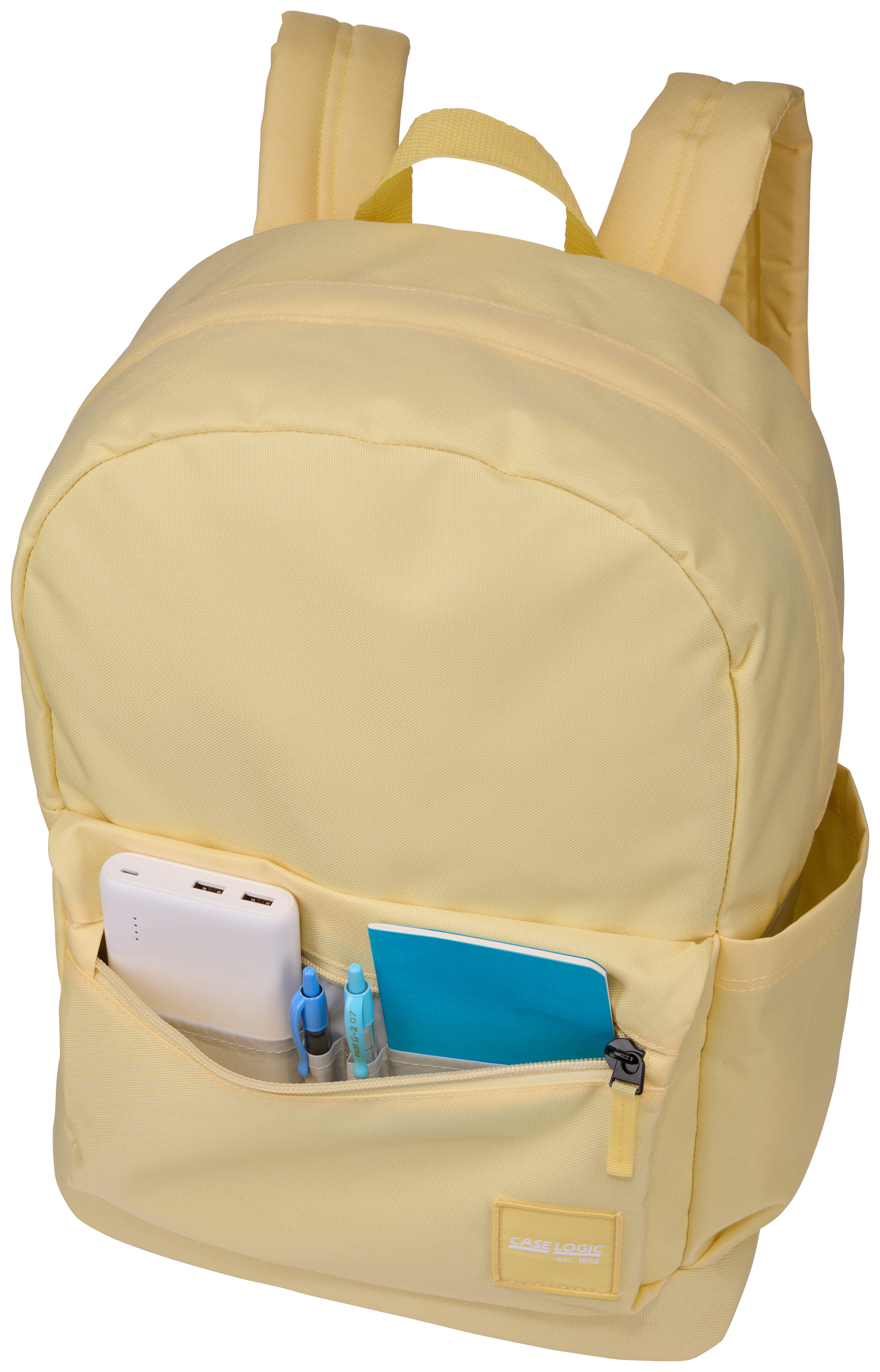 Un sac à dos jaune avec une poche avant ouverte montrant un carnet, des stylos et une batterie externe. Le sac à dos a une poignée.