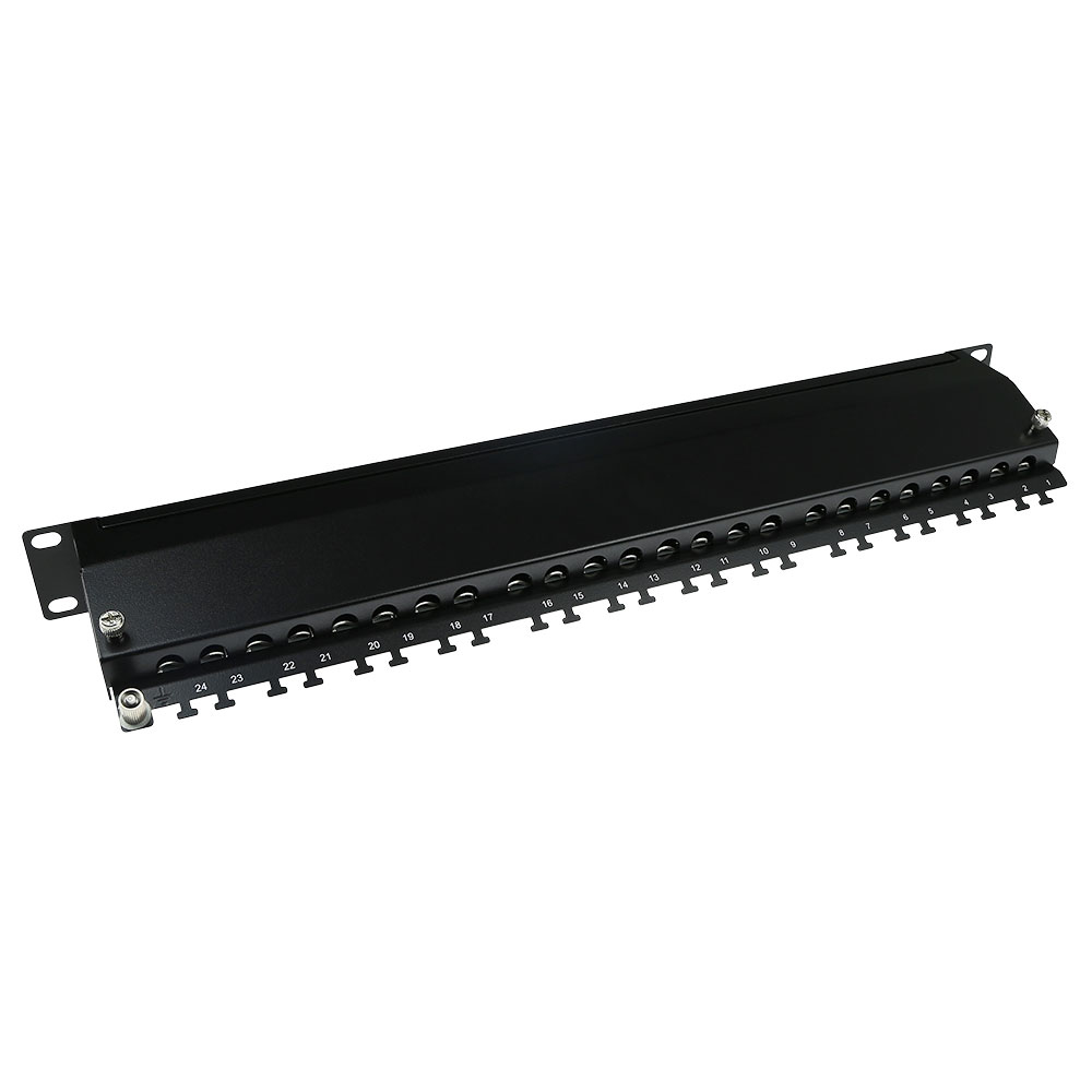 Ein schwarzes Patchpanel mit nummerierten Anschlüssen. Es hat eine rechteckige Form mit vielen kreisförmigen Löchern und Anschlüssen.