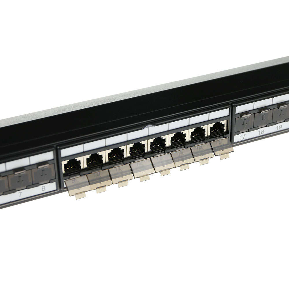 Nahaufnahme eines schwarzen Patchpanels mit mehreren RJ45-Anschlüssen und transparenten Kunststoff-Portabdeckungen, nummeriert.