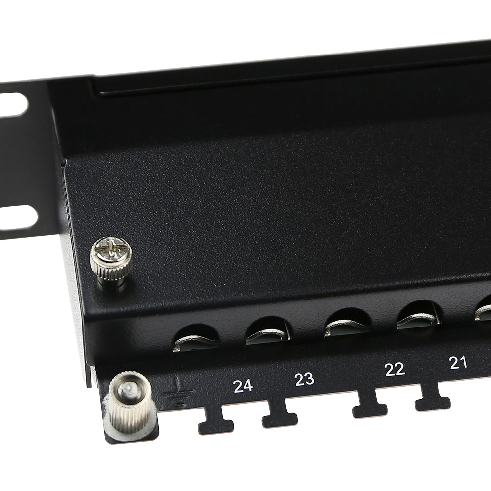 Schwarzes Metall-Netzwerkpanel mit nummerierten Anschlüssen, Schrauben und einem Erdungssymbol. Die Nummern 21, 22, 23 und 24 sind sichtbar.
