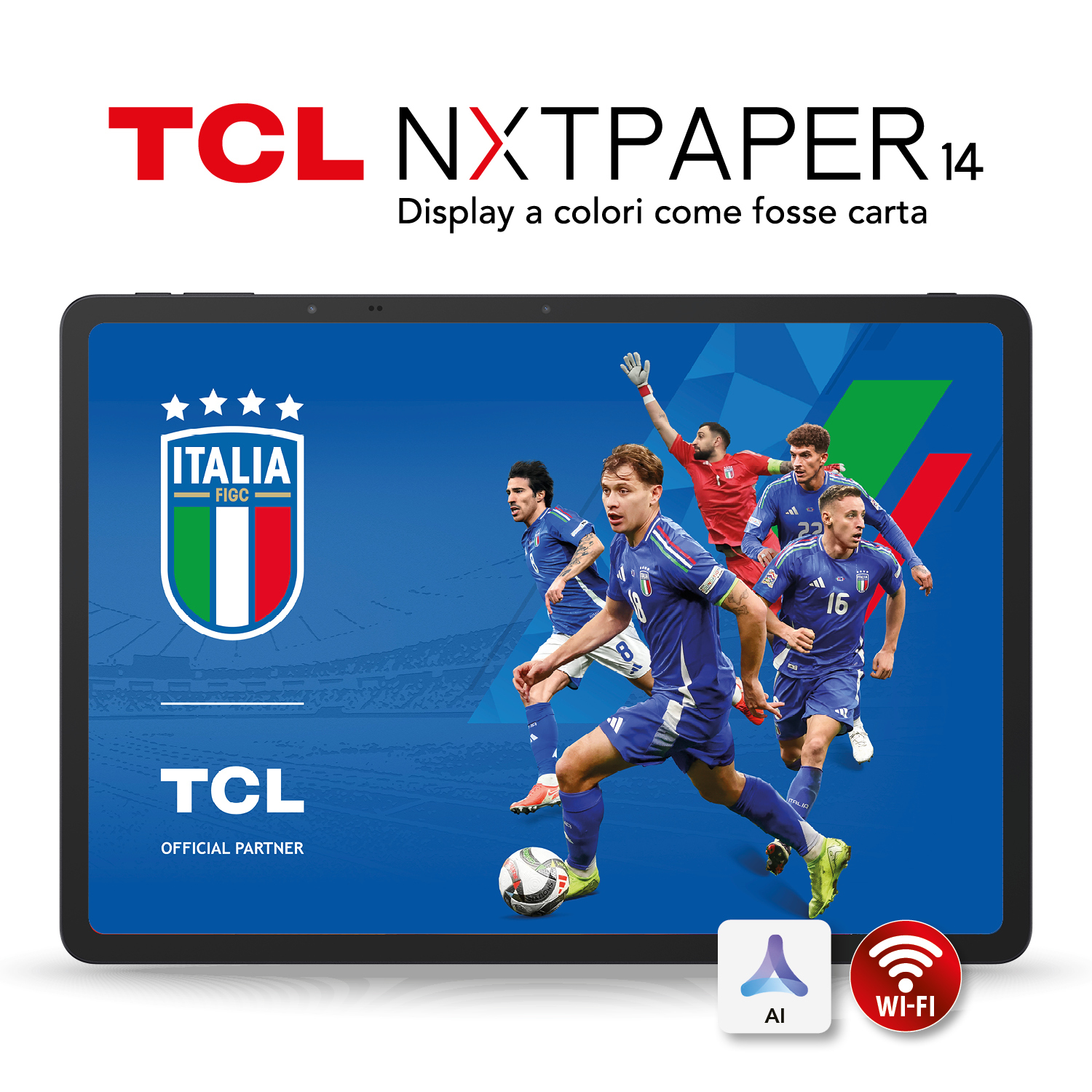 Una tableta muestra jugadores de fútbol italianos. El logotipo de TCL y NXTPAPER 14 está en la parte superior. Iconos de IA y Wi-Fi en la parte inferior.