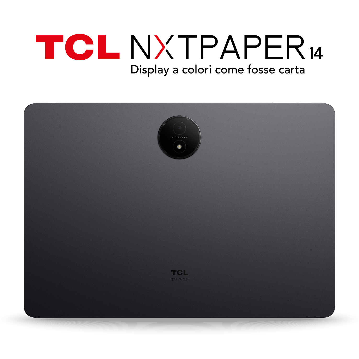 Una tableta gris oscuro con cámara. Logotipo TCL NXT paper 14 arriba. Texto italiano: 'Display a colori come fosse carta'.