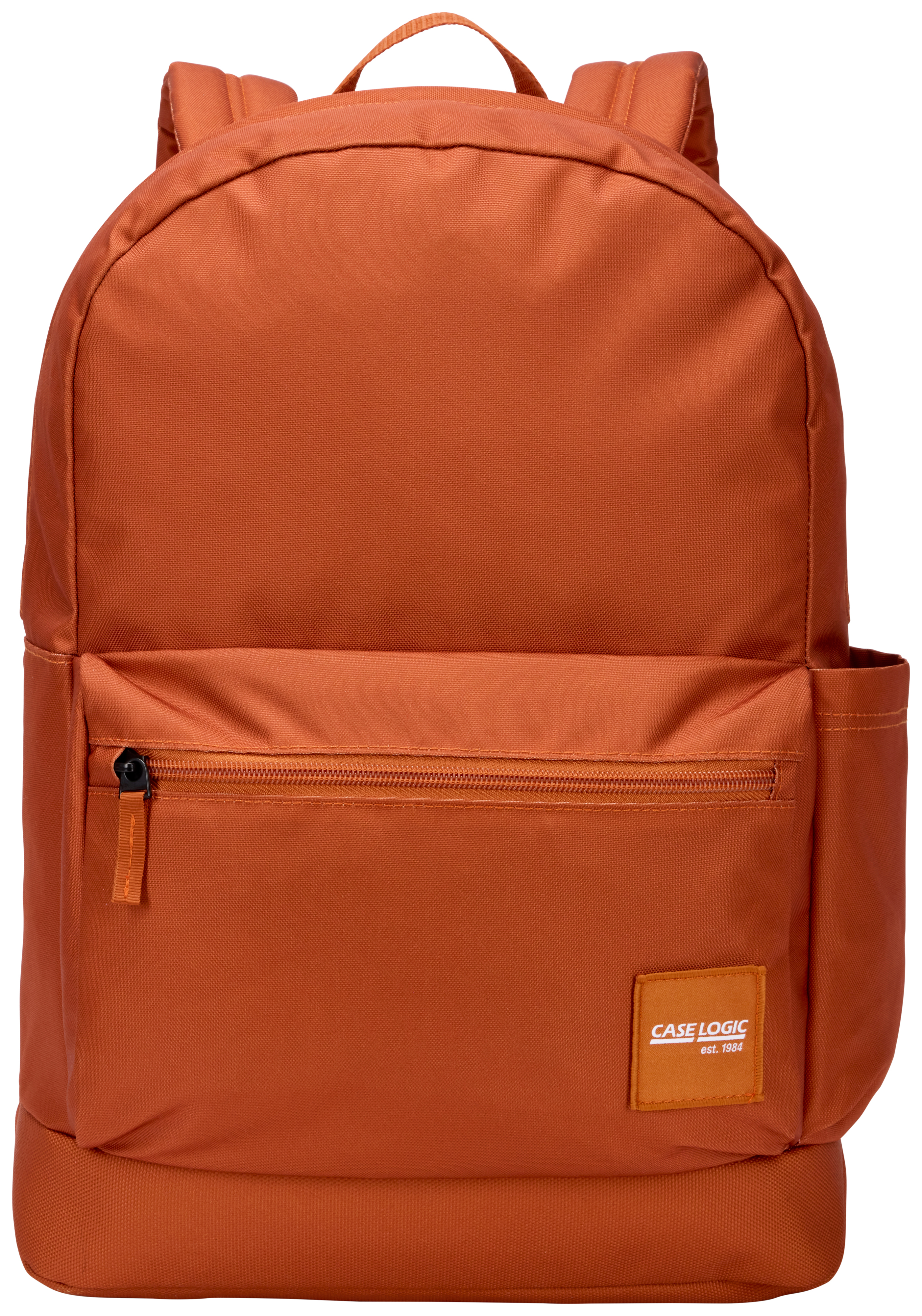 Un sac à dos orange avec une poche avant, un petit logo et une poche latérale. Il a une poignée et des bretelles.