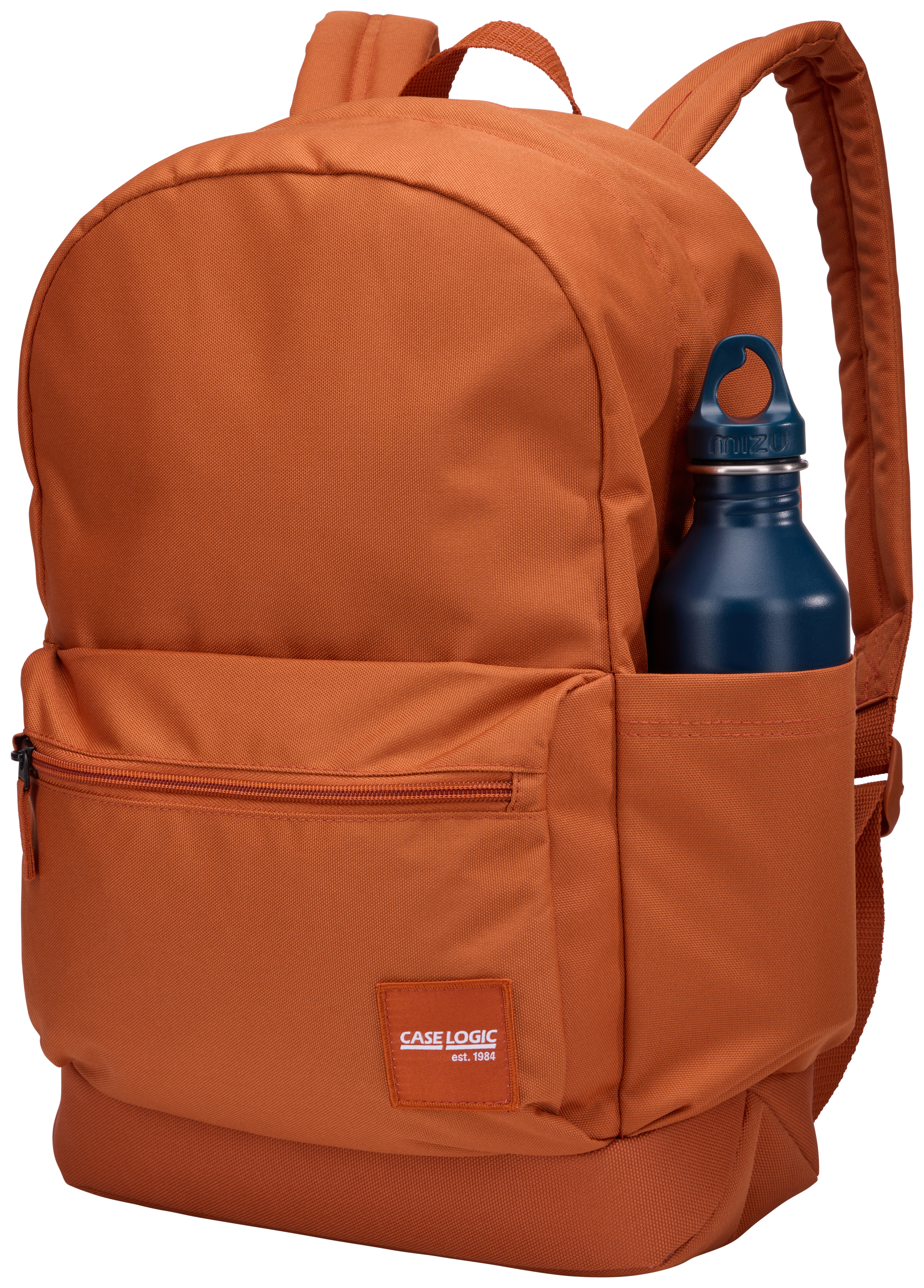 Un sac à dos orange avec une bouteille d'eau bleue dans la poche latérale. Le logo Case Logic est visible.