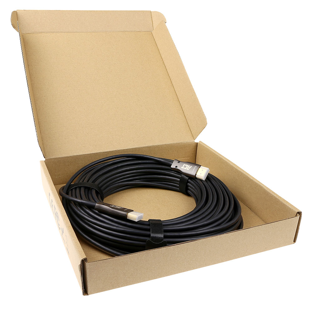 Schwarzes Kabel in einer Pappschachtel aufgerollt. Das Kabel hat an beiden Enden Anschlüsse. Die Box ist offen und zeigt den Inhalt.