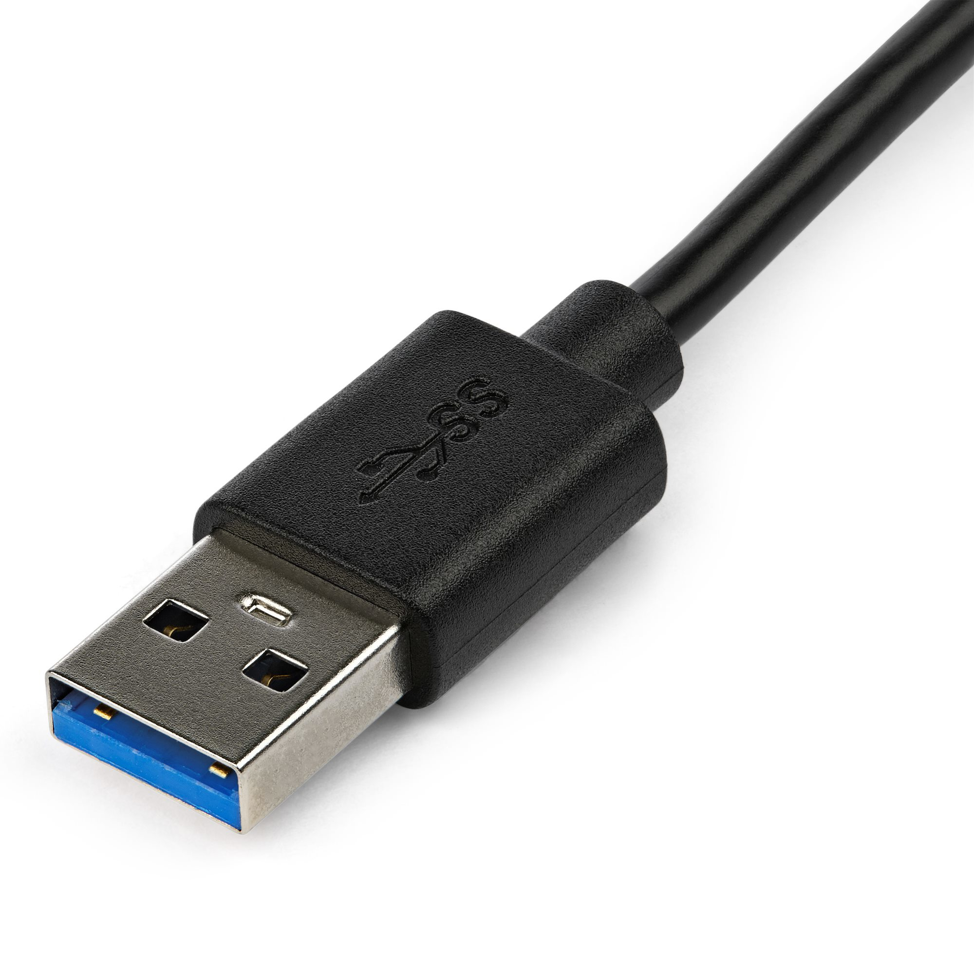 Primer plano de un cable USB negro con un conector plateado. El extremo USB es azul por dentro. Fondo blanco.