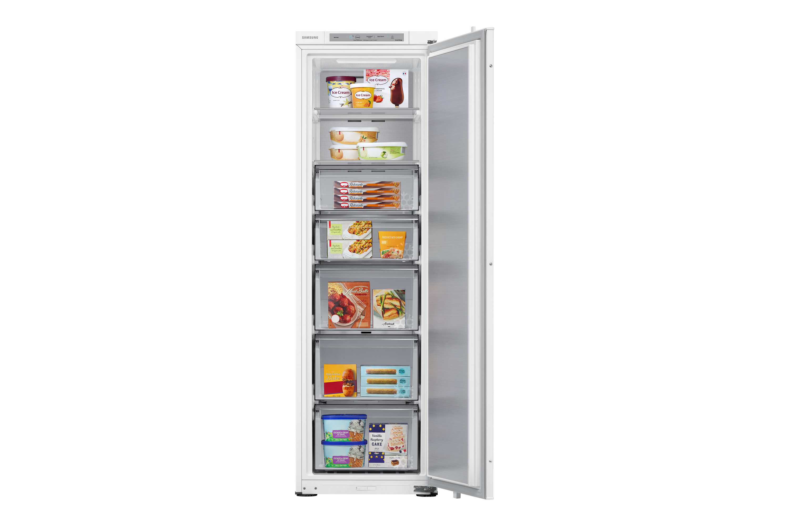 La puerta de un refrigerador blanco está abierta, revelando alimentos congelados en cajones y estantes. Se ven helados y otros productos congelados.
