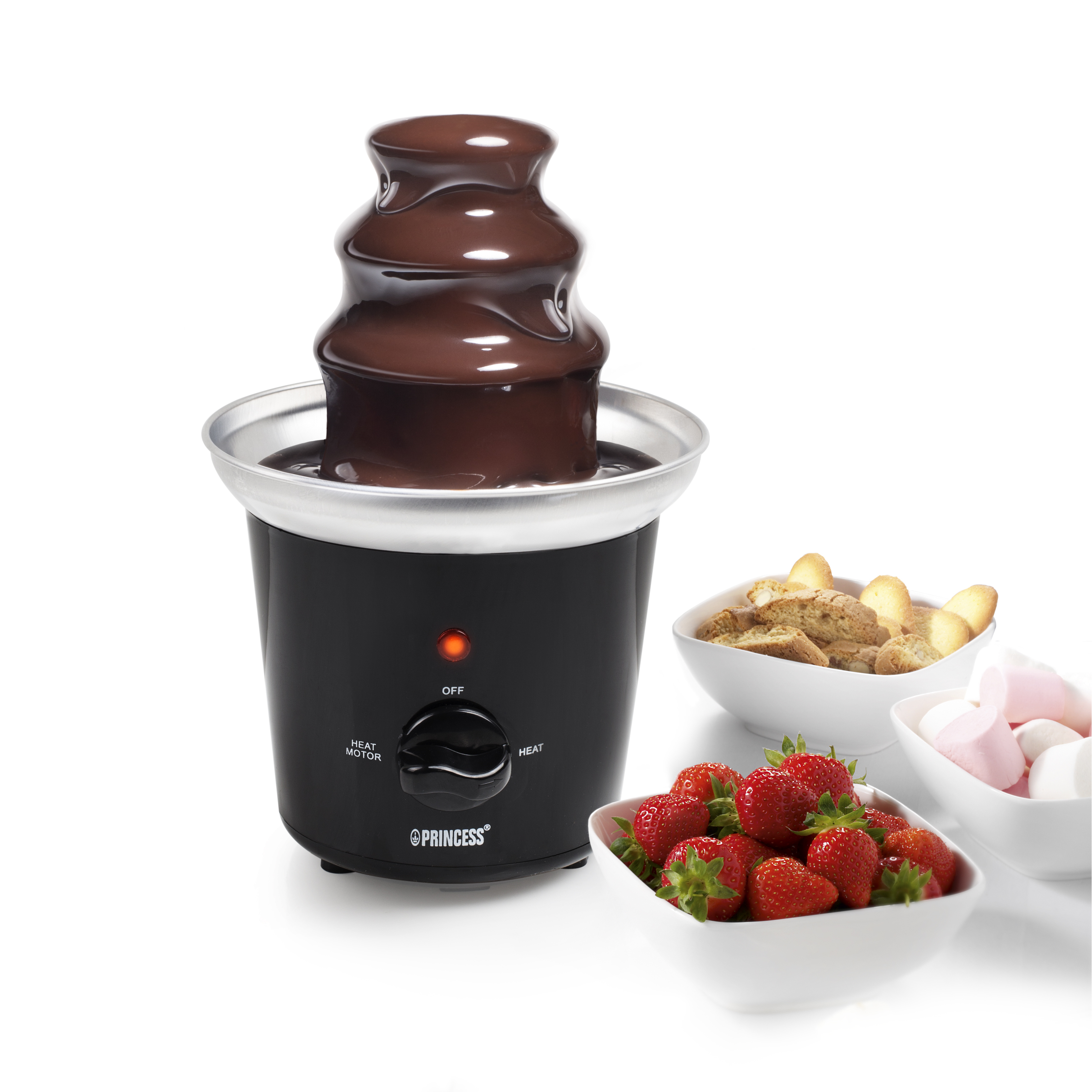 Una fuente de chocolate con fresas, malvaviscos y galletas en cuencos blancos sobre un fondo blanco.