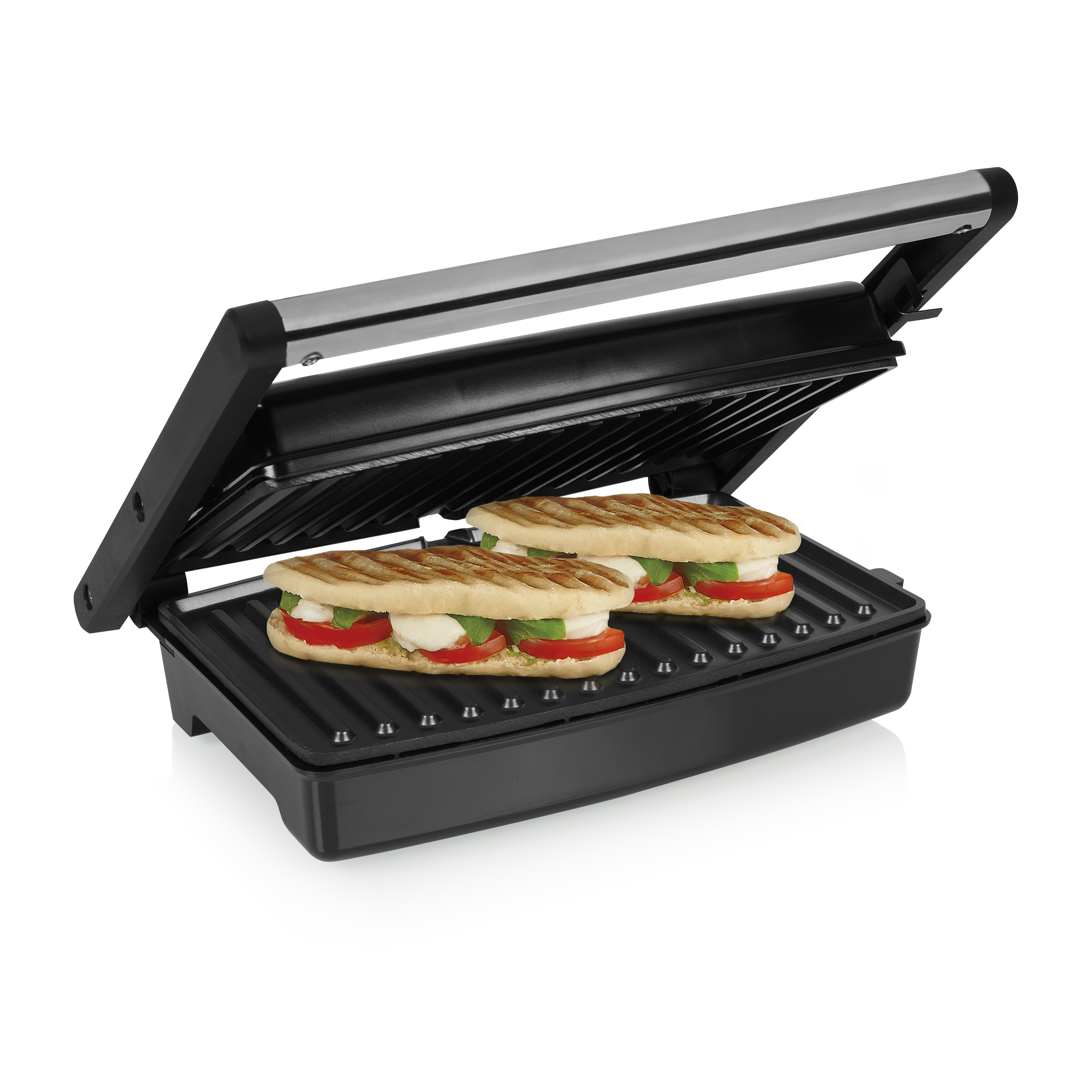 Eine Panini-Presse mit zwei Sandwiches, Tomaten, Mozzarella und Pesto, ist geöffnet.