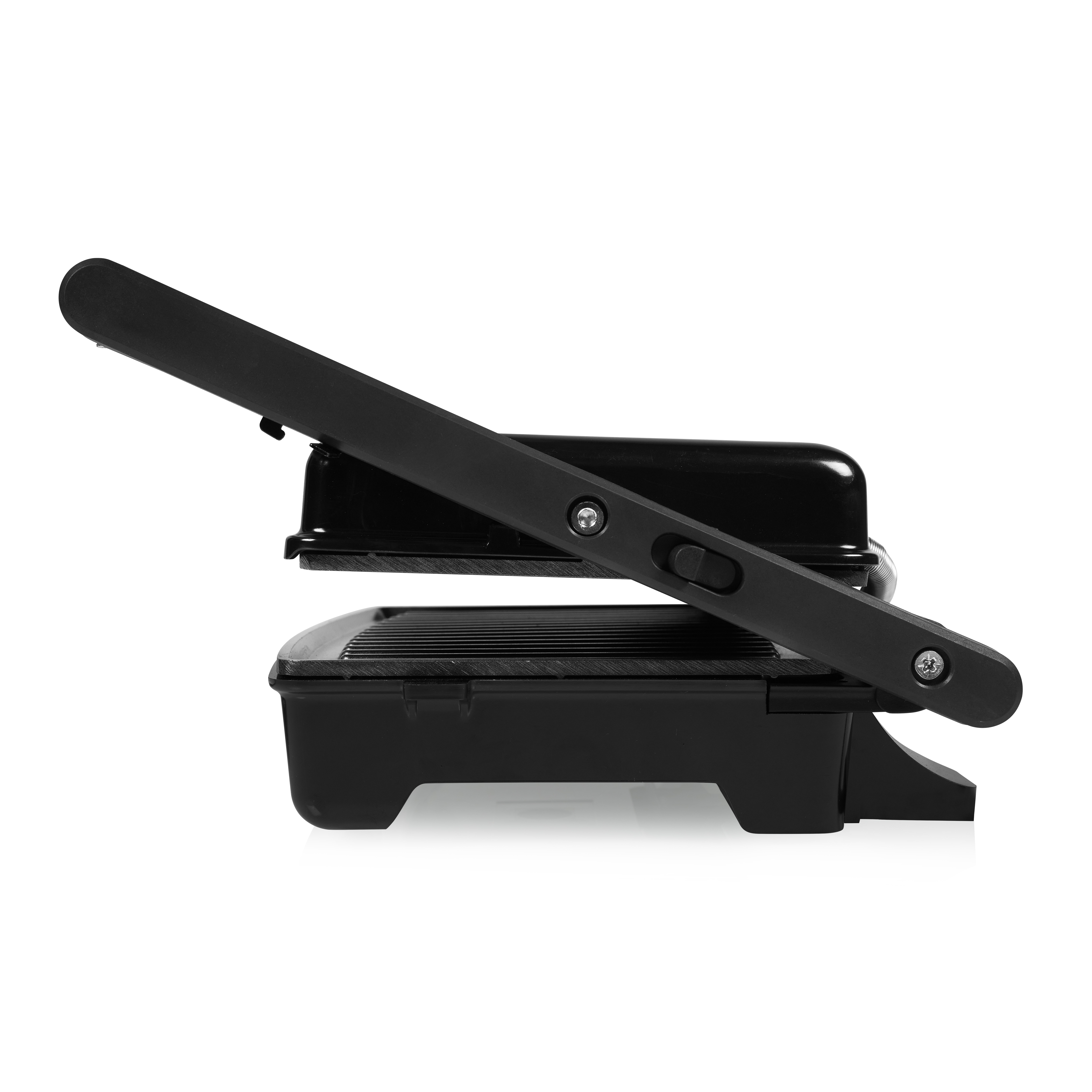Ein schwarzer Panini-Grill, teilweise geöffnet, vor weißem Hintergrund.