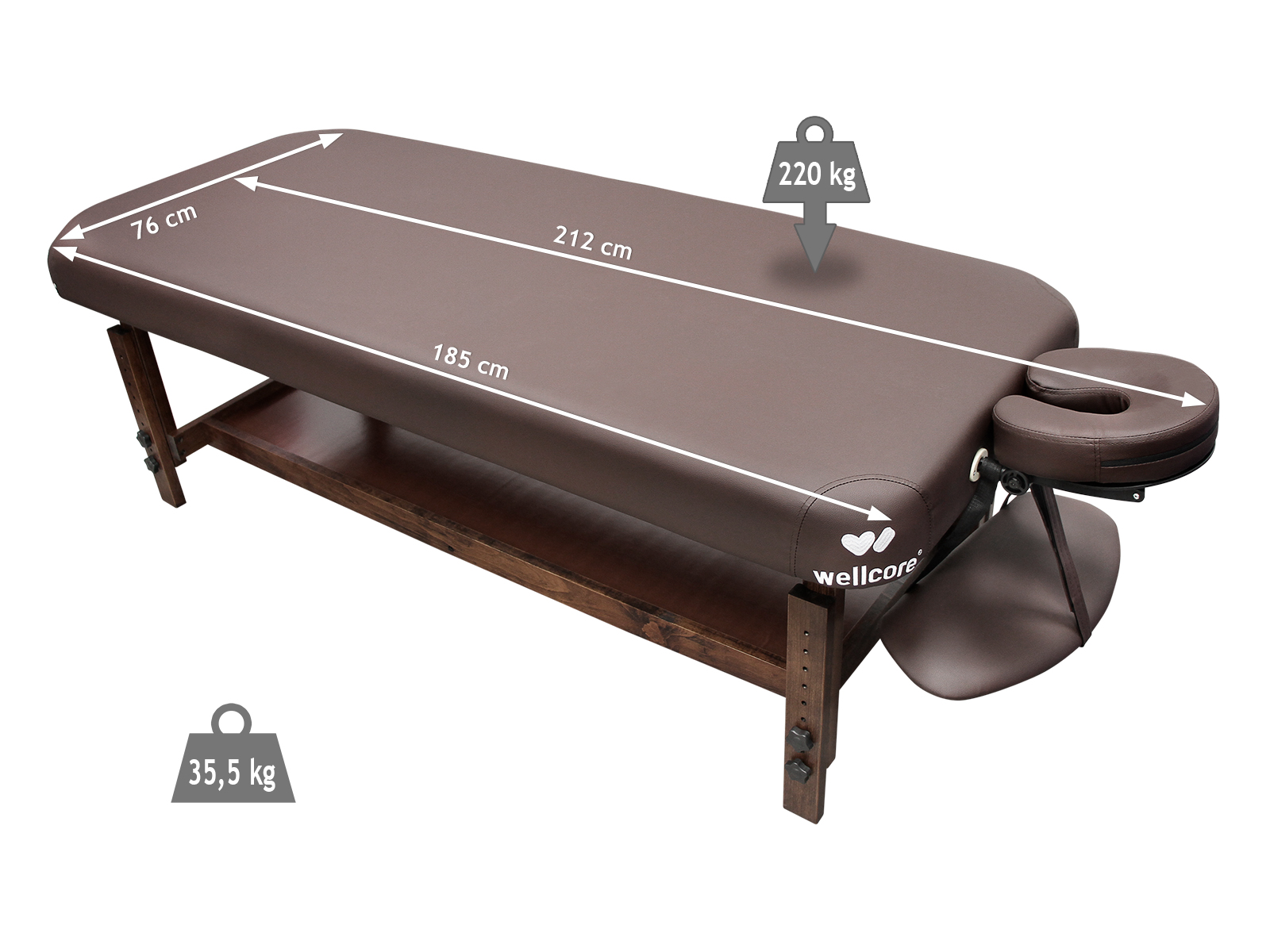 Una mesa de masaje marrón con dimensiones marcadas. Tiene un reposacabezas, patas de madera y un estante. Los pesos y la marca son visibles.