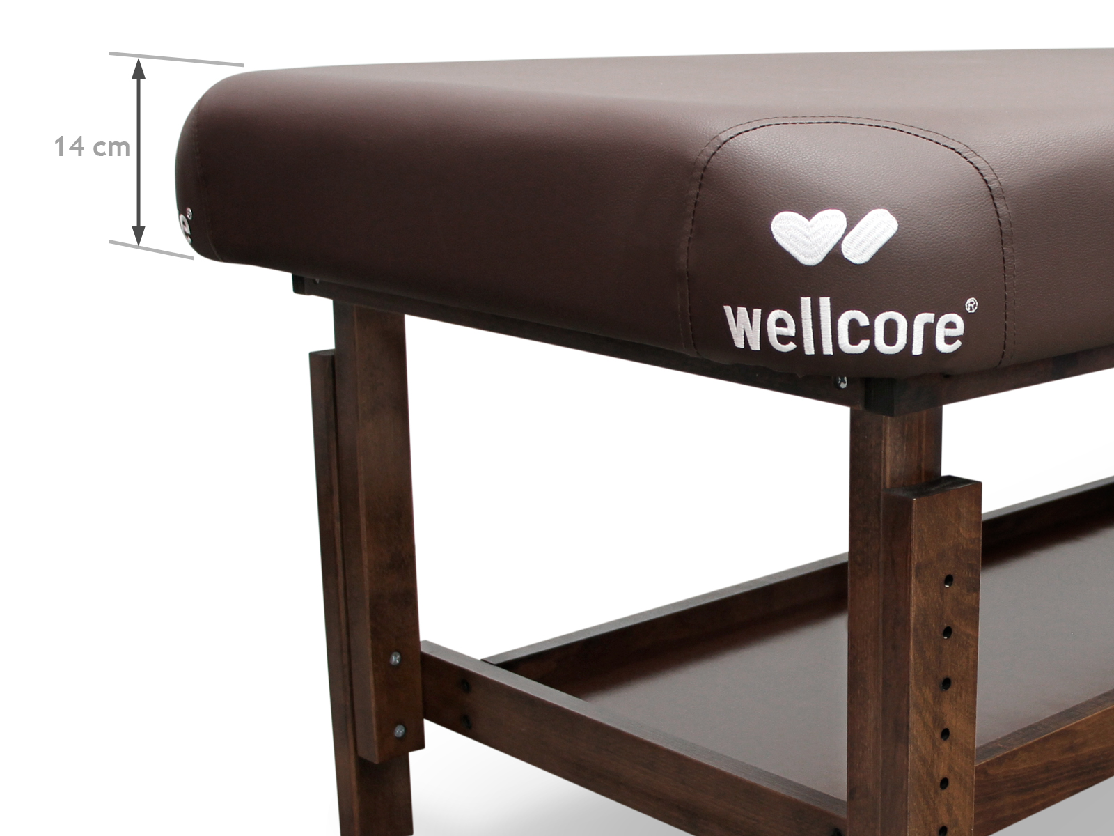 Una camilla marrón con el logo 'wellcore' y una medida de 14 cm. La mesa tiene patas de madera y un estante.