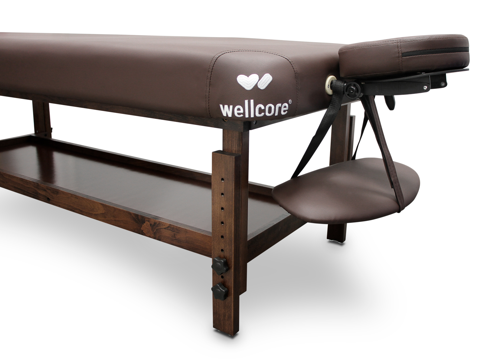 Mesa de masaje marrón con reposacabezas y estante. La mesa tiene la marca 'wellcore'.
