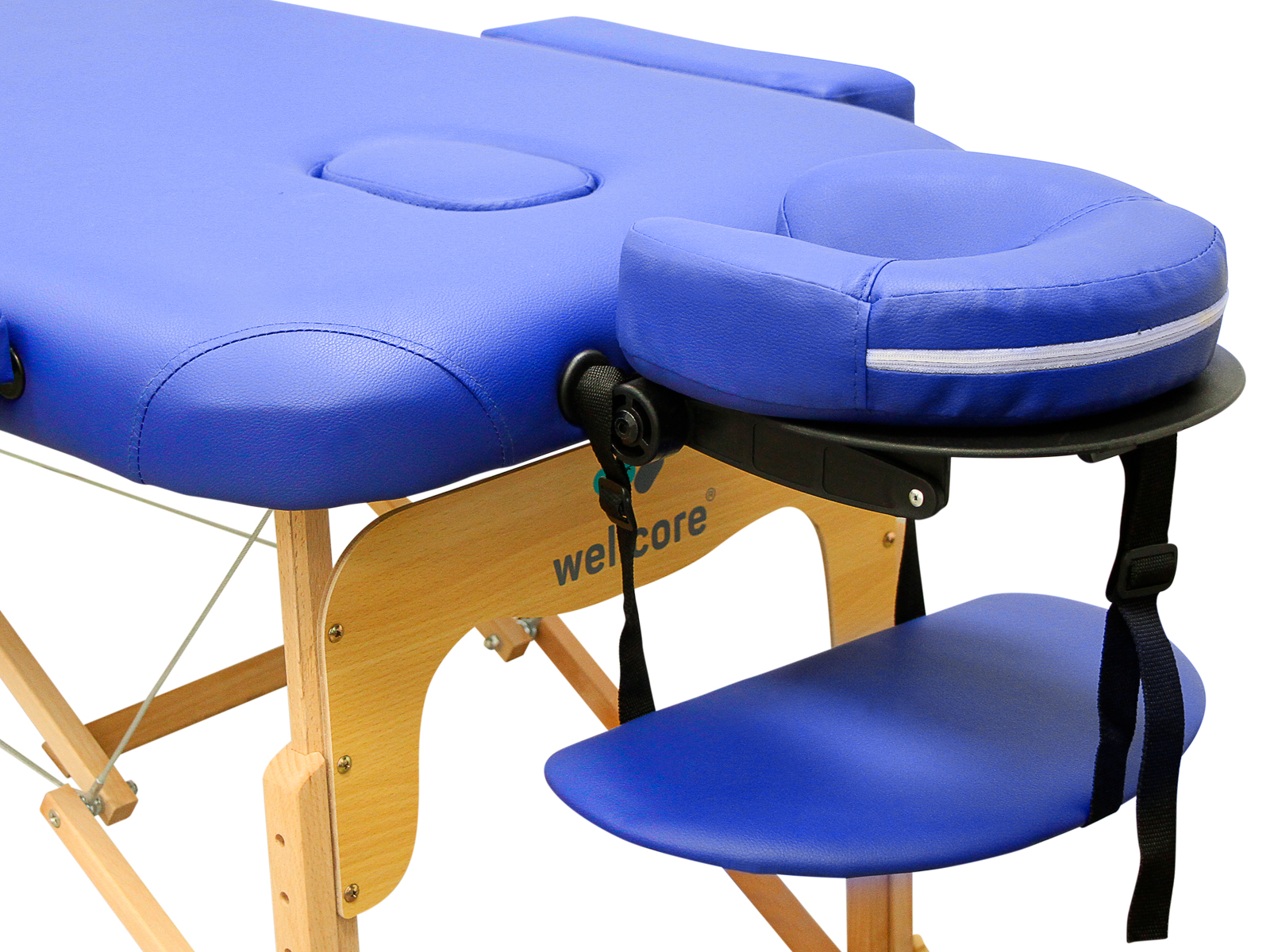 Una camilla azul con reposacabezas y reposabrazos. El marco es de madera y la mesa tiene un asiento de apoyo.