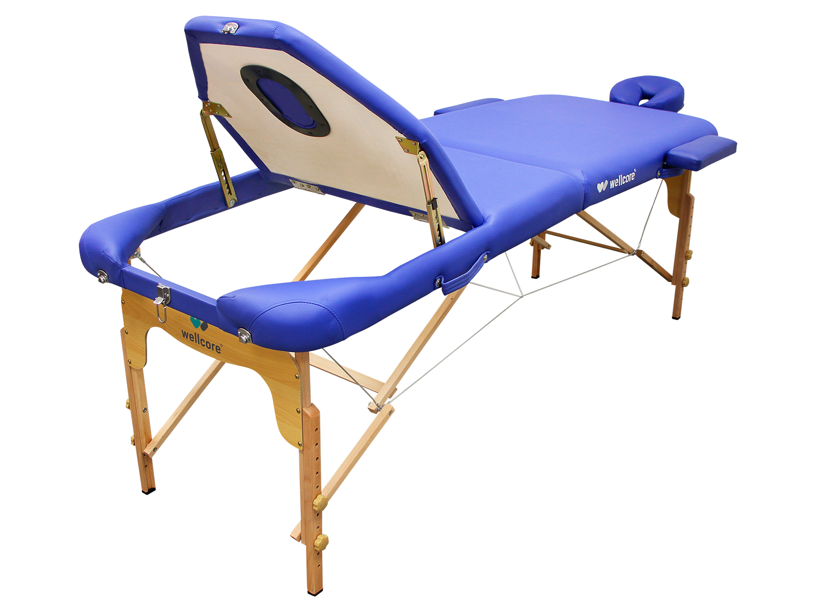 Mesa de masaje azul con patas de madera. El reposacabezas está inclinado hacia arriba, revelando un agujero para la cara. Tiene el logo 'wellcore'.
