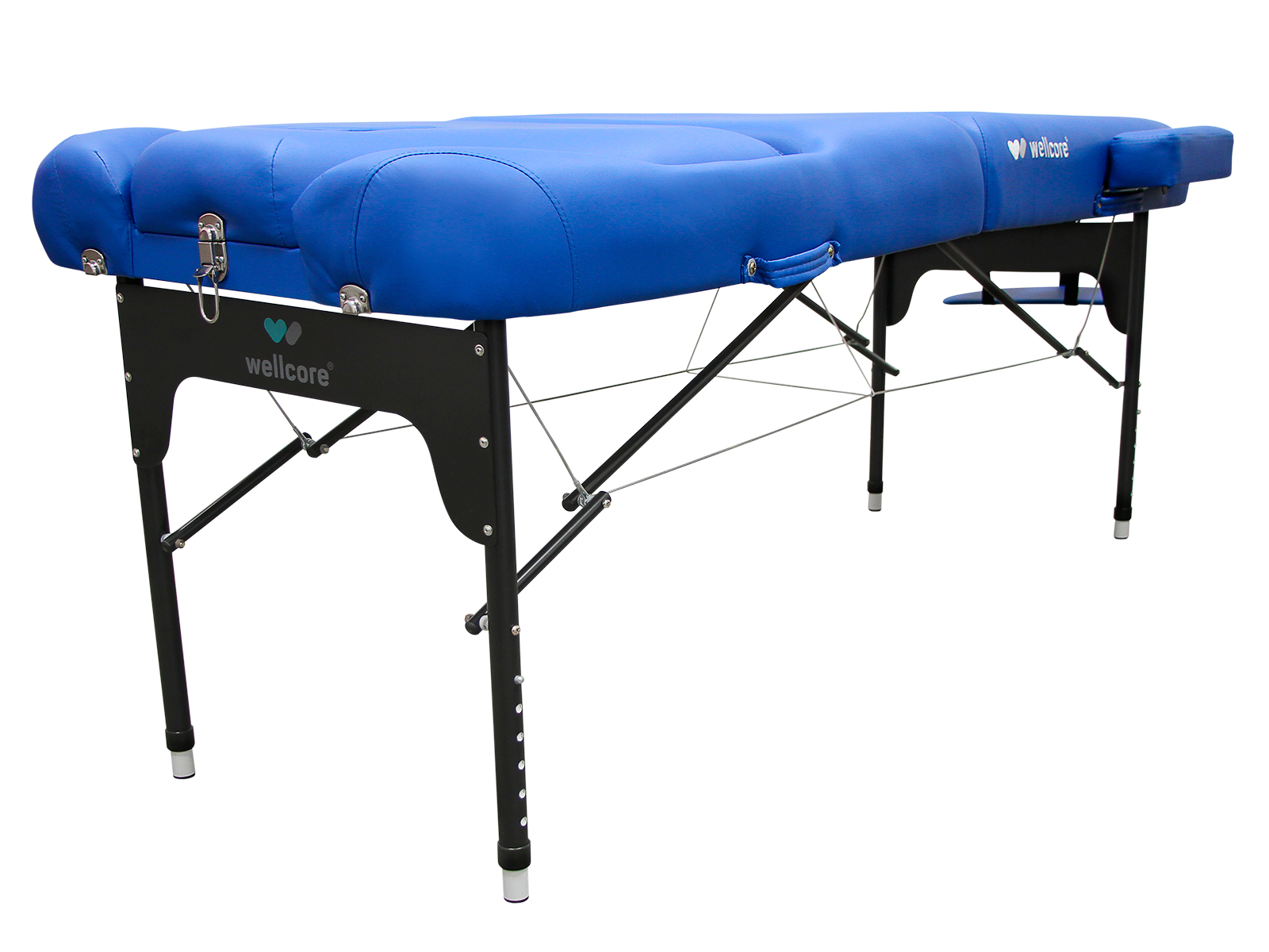 Una mesa de masaje azul. Tiene una superficie acolchada y patas de metal negro. La marca es 'wellcore'.