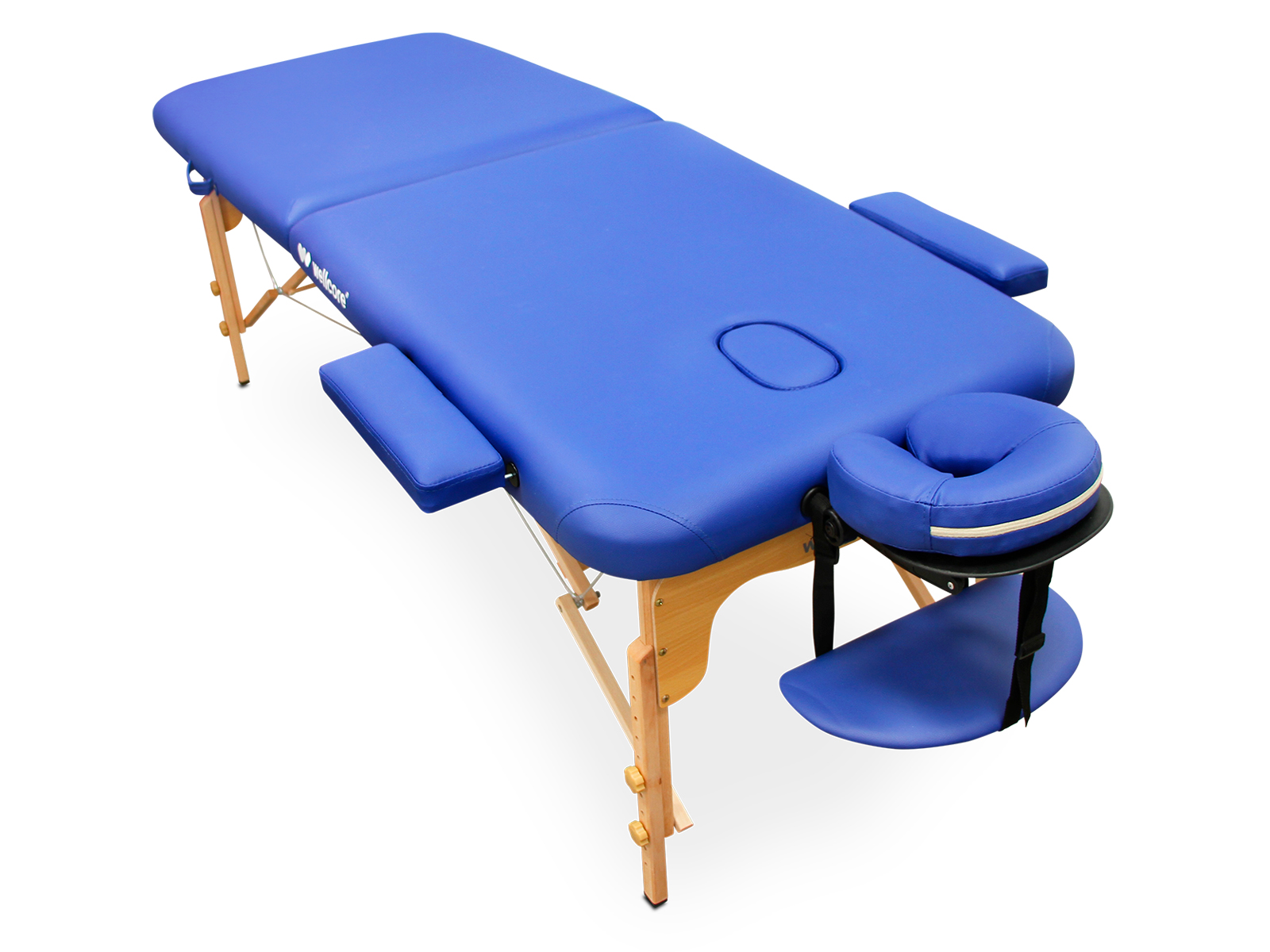 Una camilla azul con patas y reposabrazos de madera. Tiene un reposacabezas y una cuna para la cara. El fondo es blanco.