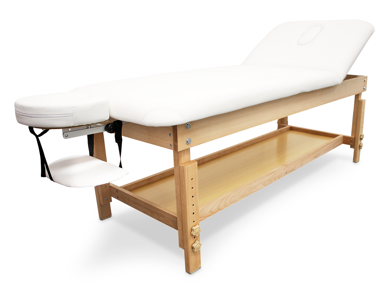 Una mesa de masaje blanca con estructura de madera, reposacabezas y reposabrazos. La mesa tiene un estante y una almohada facial.