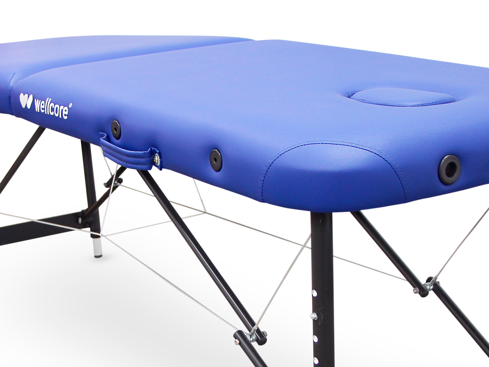 Una camilla azul con estructura negra. La mesa tiene un asa y la marca 'wellcare' es visible.