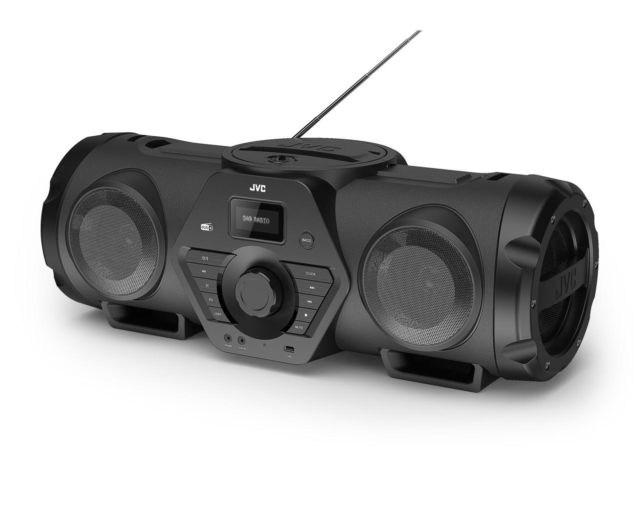 Ein schwarzer JVC-Boombox mit Lautsprechern, Knöpfen und einem Digitaldisplay. Er hat einen Griff und eine Antenne, die auf einer weißen Oberfläche stehen.